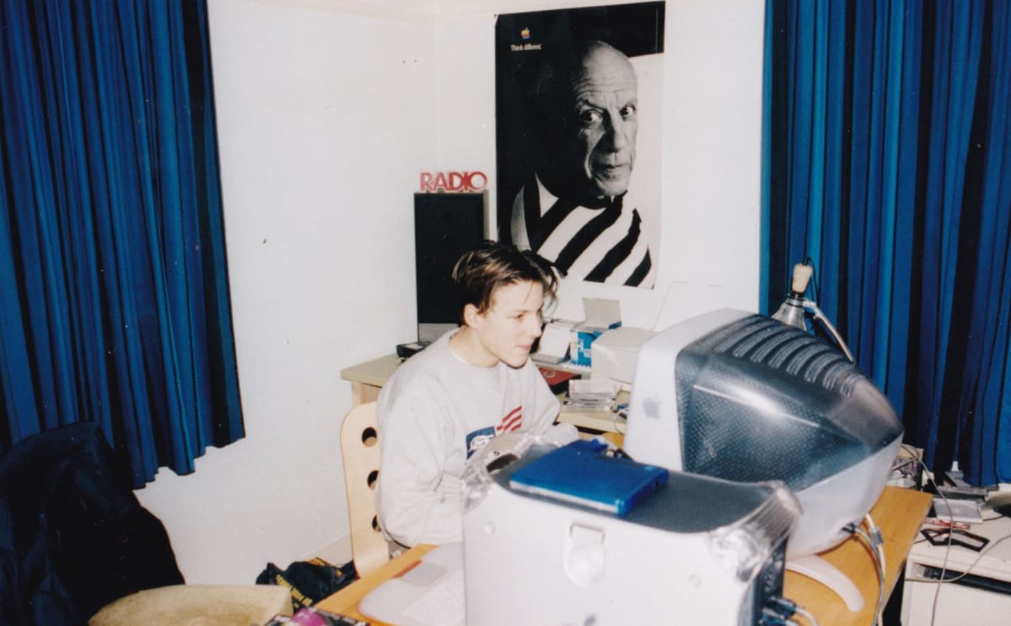 Adriaan Mol op 16-jarige leeftijd achter zijn computer. Foto: Mollie.