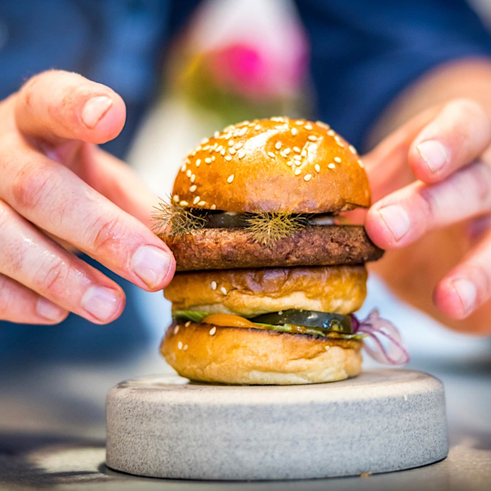 kweekvleesburger nederlands bedrijf wint hart van sterrenkok beste burger die je ooit hebt geproefd