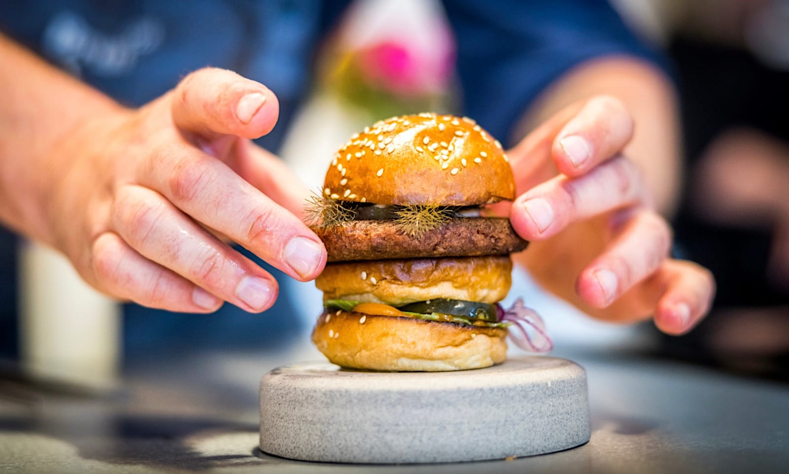 Een kweek-hamburger van Mosa Meat, gebakken in Maastricht. Foto: Marcel van Hoorn