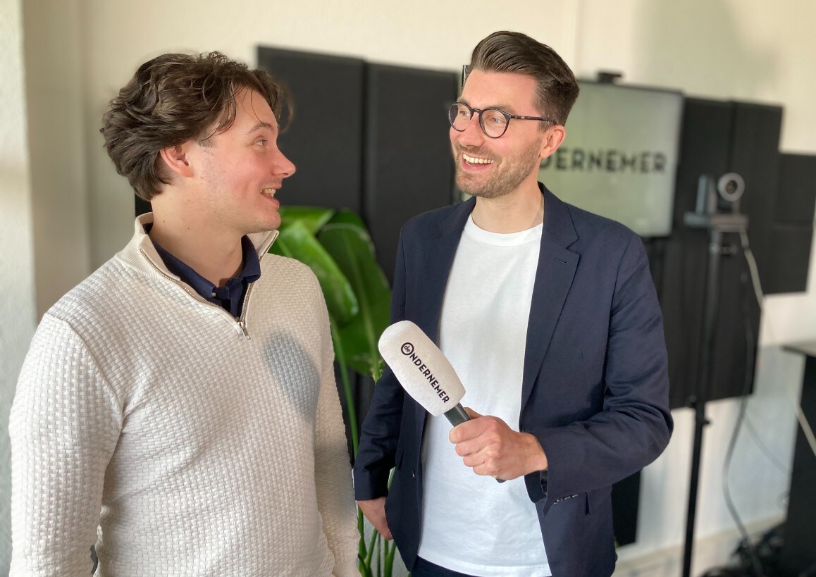 Remy Gieling (links) en Jonathan van Noord presenteren dinsdag 9 mei De Ondernemer Live vanaf het Media Park in Hilversum.