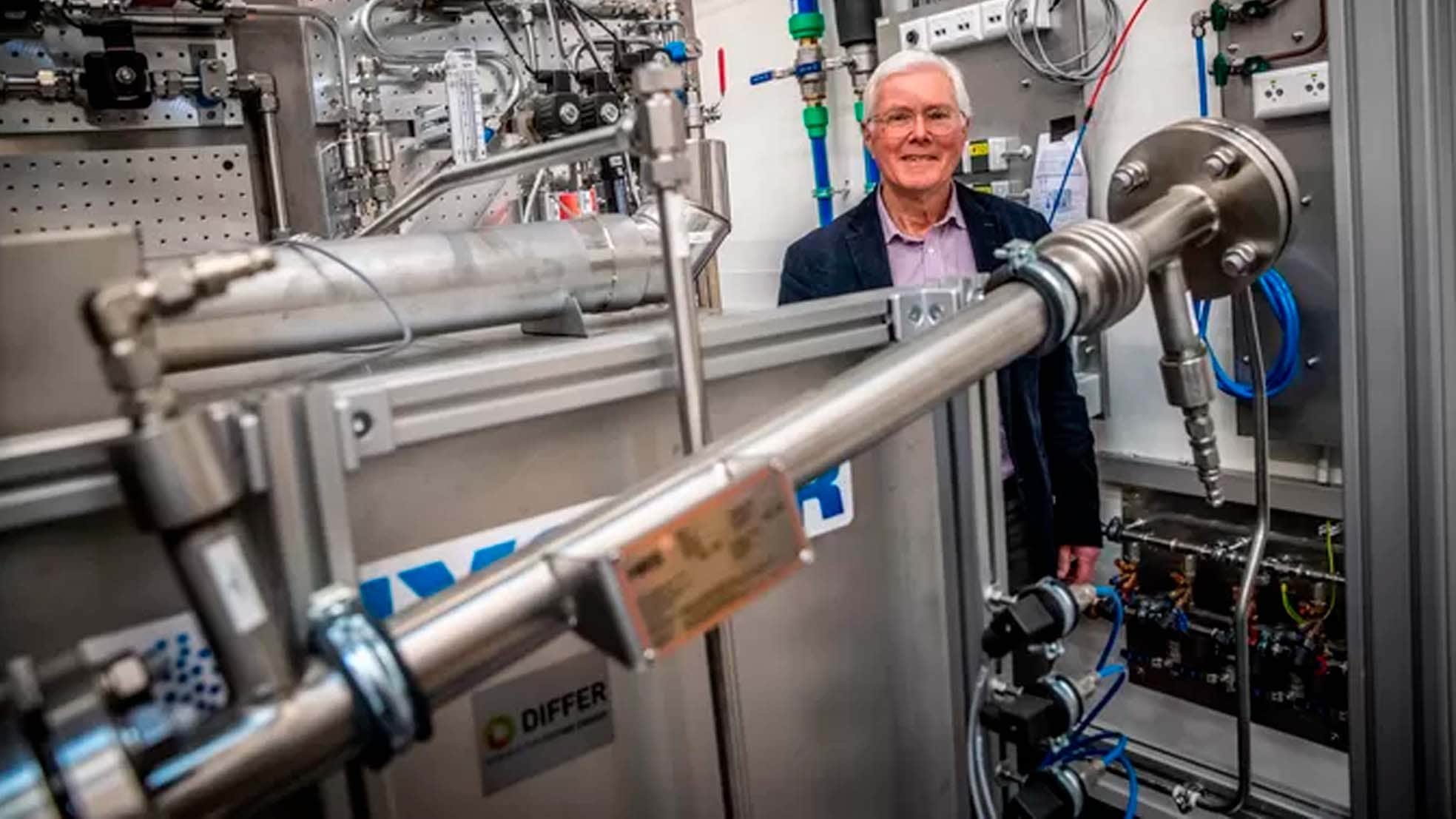 Adelbert Goede in de laboratoria van Differ met een deel van de apparaten voor het maken van groene kerosine. Foto: Juan Vrijdag