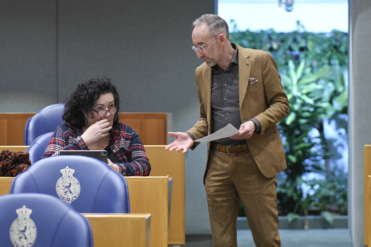 BBB's Henk Vermeer in de Tweede Kamer, in overleg met Caroline van der Plas. Foto: ANP