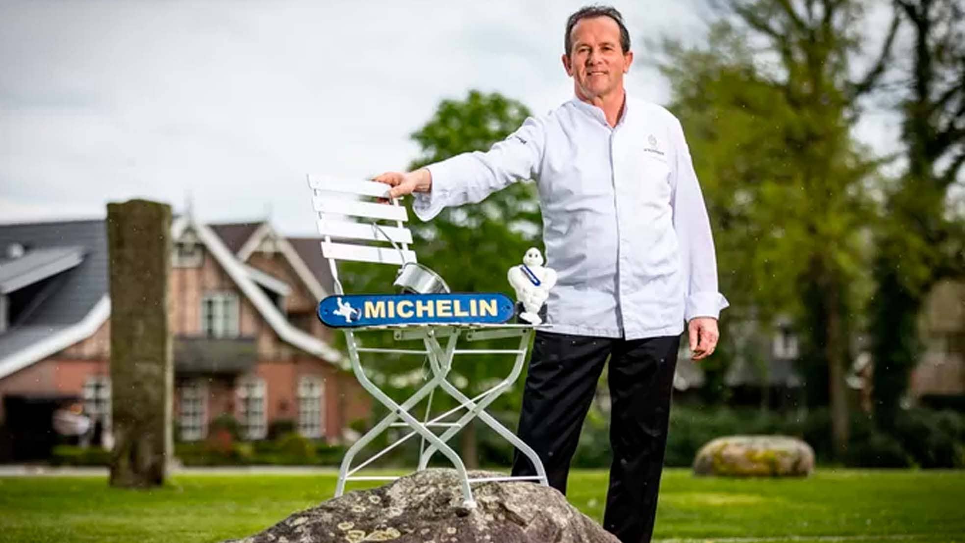 Chef-kok Michel van Riswijk van landgoedhotel De Bloemenbeek is trots op de Michelinster die hij en z'n team al voor het twaalfde jaar op rij hebben behaald. Foto: Robin Hilberink