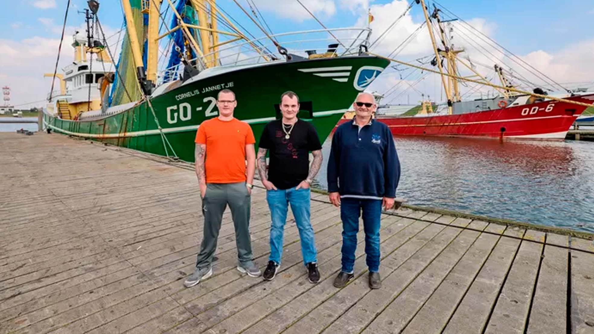 Vader Gert Lokker (rechts) met zijn zoons Arend Jan (links) en Peter in de haven van Stellendam. Foto: Peter de Jong Fotografie