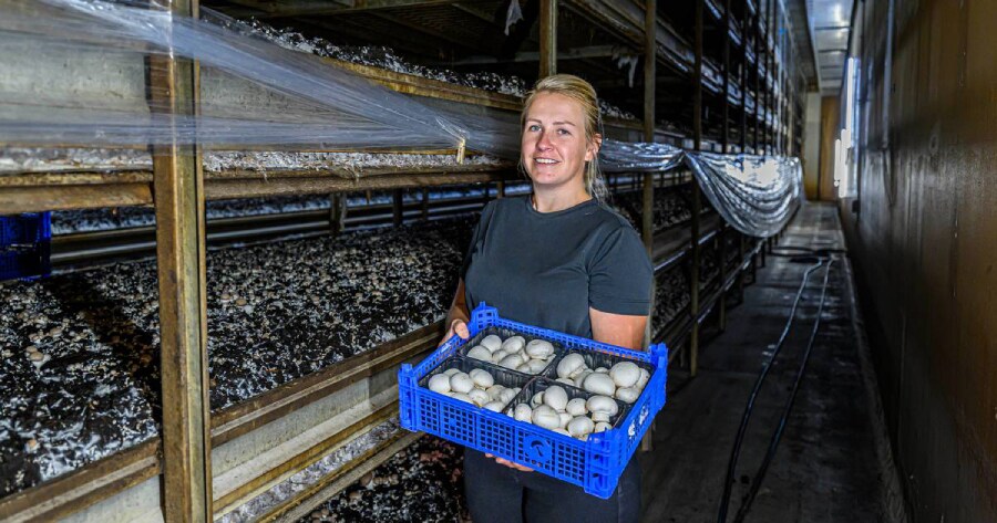 Iris Veeke is de derde generatie in het familiebedrijf, dat in 1962 opgestart werd door haar opa en oma. Foto: Peter Braakmann/Pix4Profs