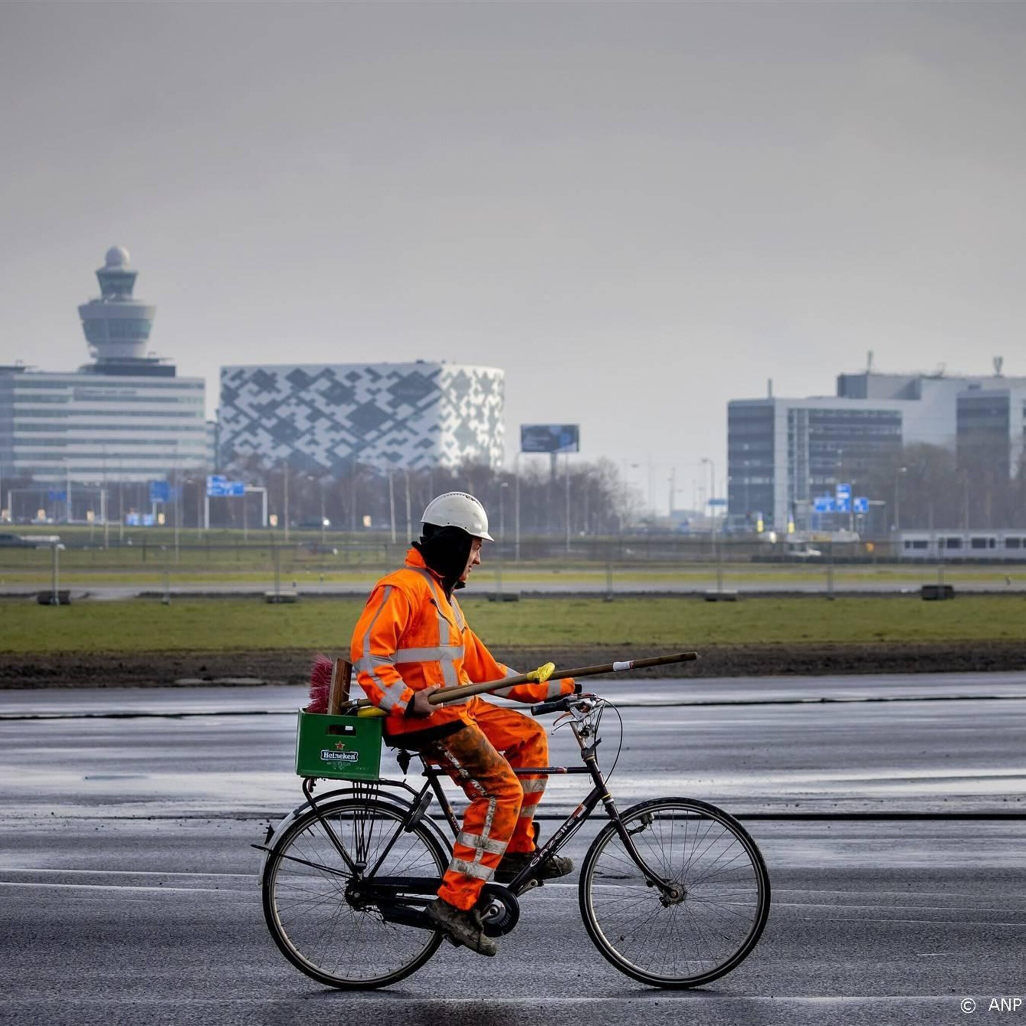 zwanenburgbaan schiphol weer deels in gebruik na groot onderhoud