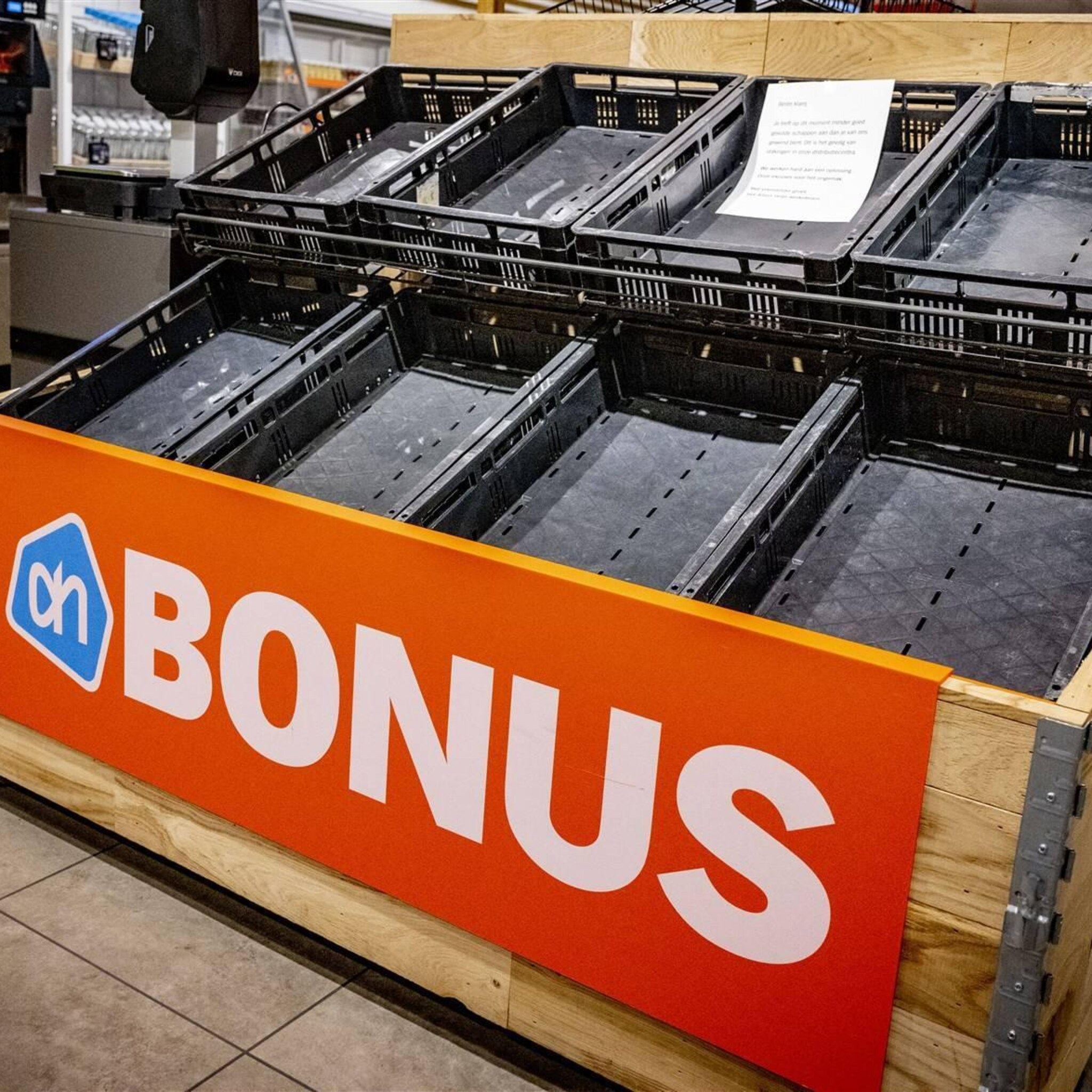 medewerkers albert heijn druk bezig met bevoorraden supers