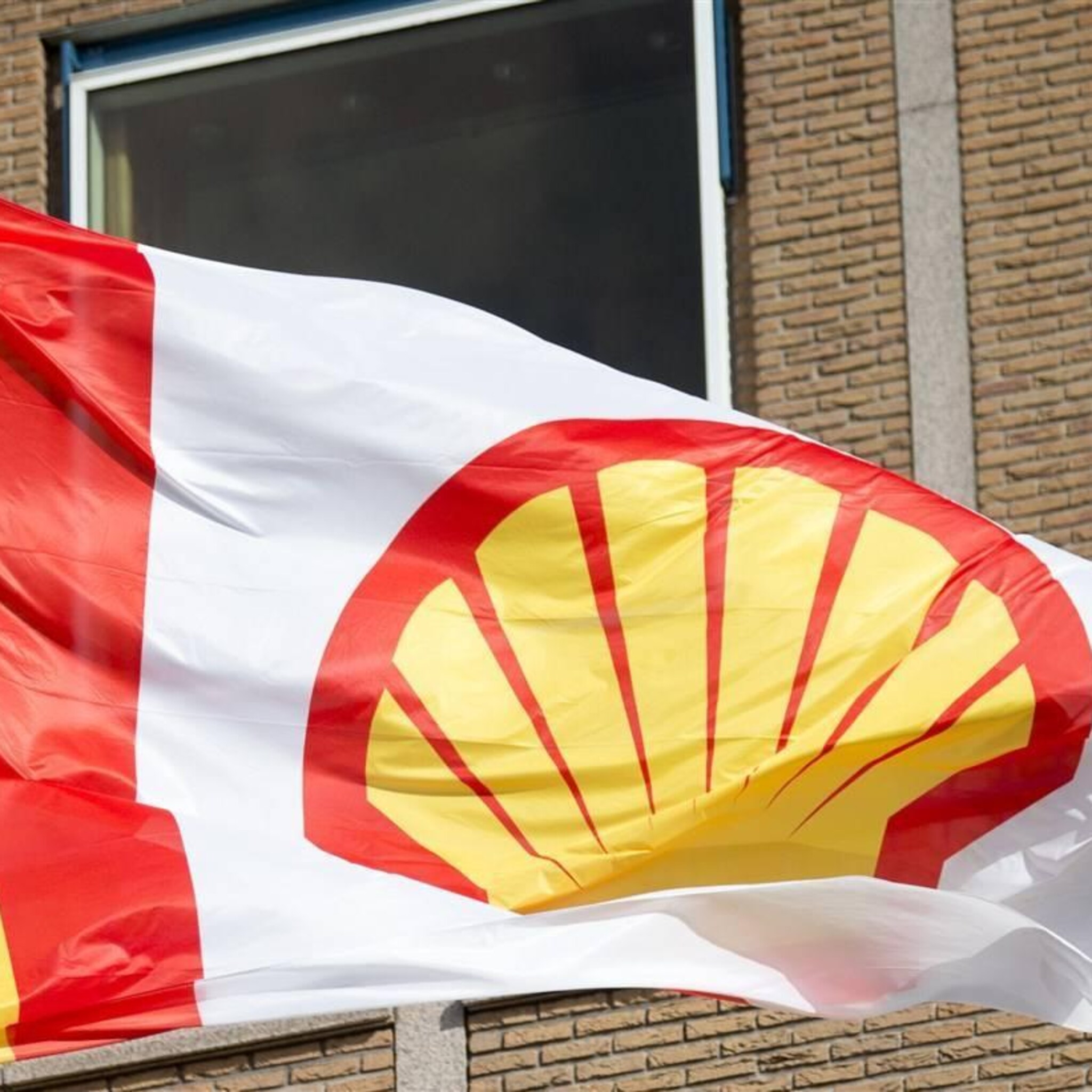 shell boekt 8 7 miljard winst en beloont aandeelhouders royaal