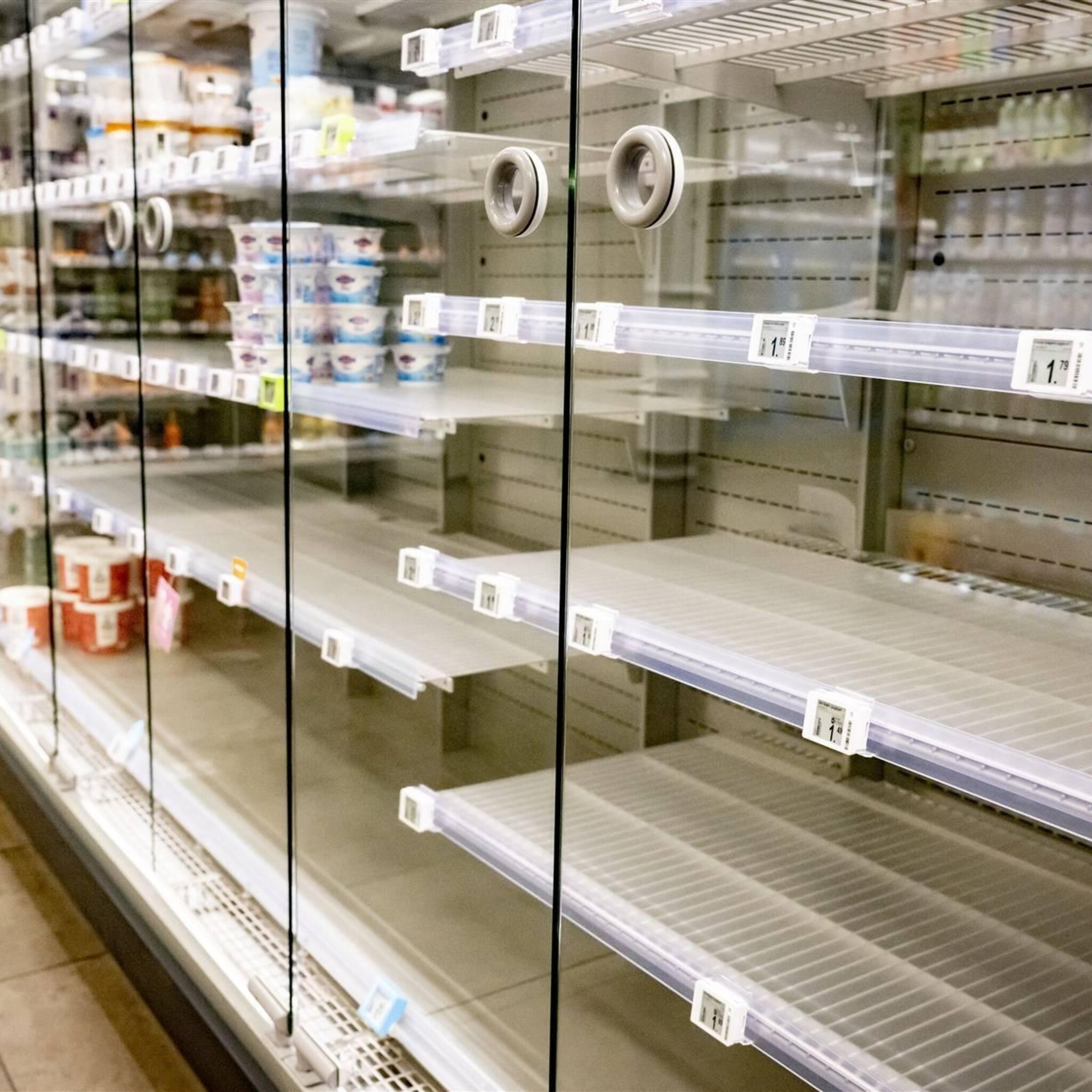 albert heijn en bonden weer om de tafel stakingen opgeschort