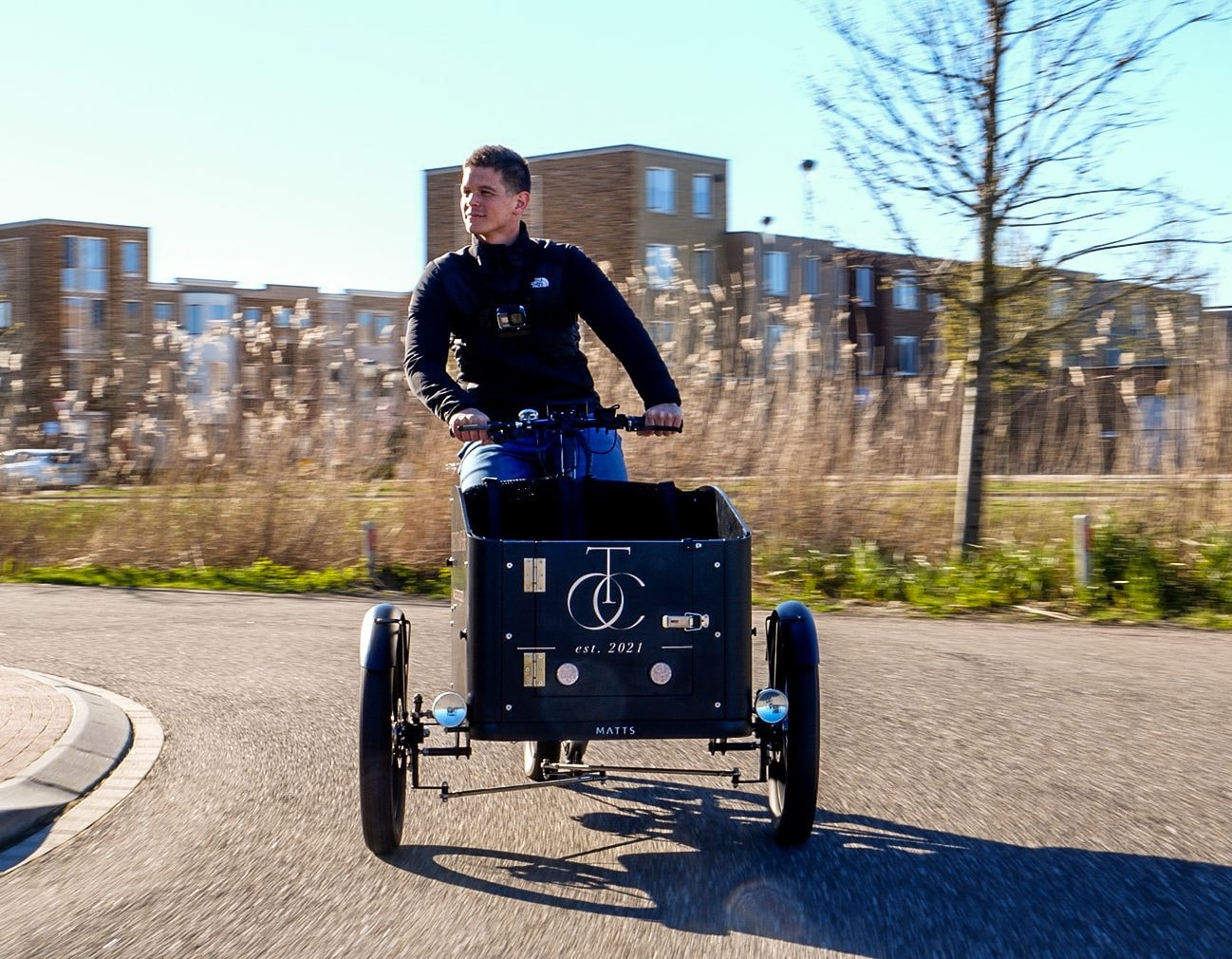 Marco Spaans op weg naar een klant: 'We hebben gekozen voor de dikste banden die je op dit model kunt krijgen. Het moet er natuurlijk wel goed uitzien.'