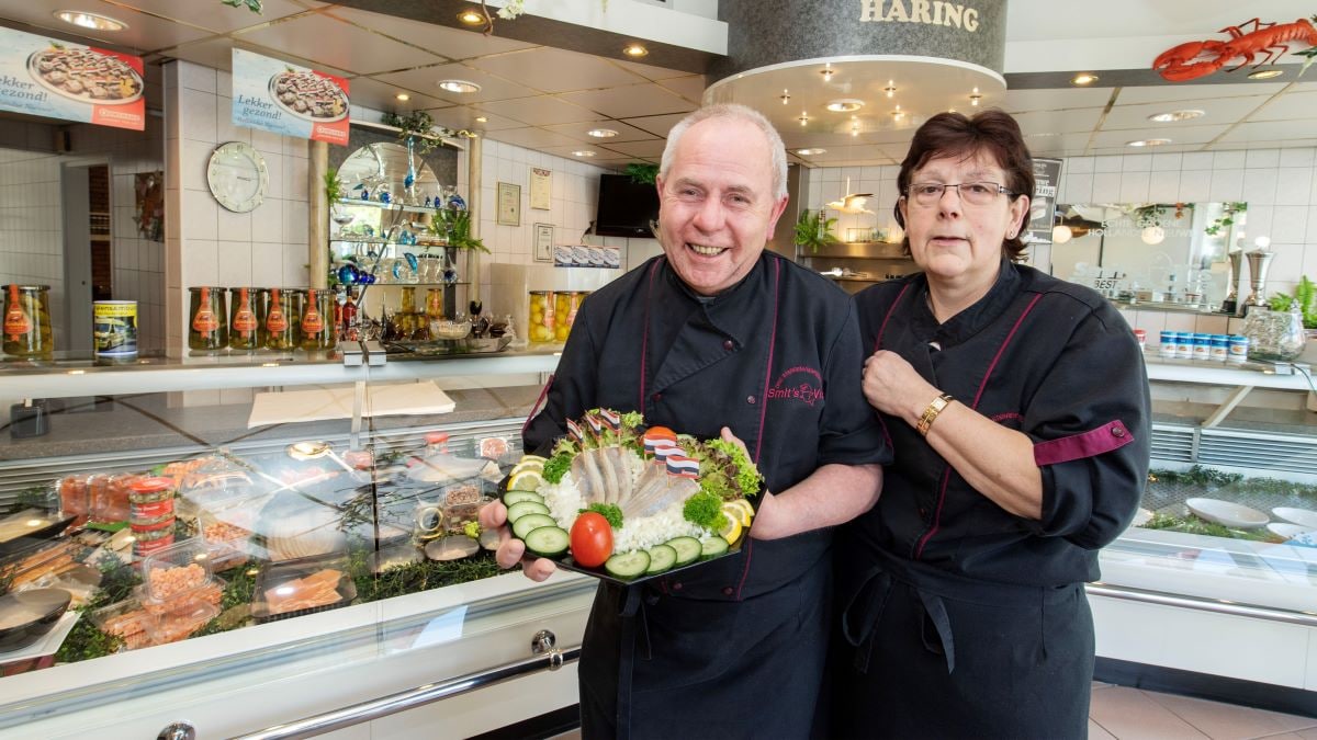 Tonny en Jenny Nijhuis van vishandel Smit, moeten er na ruim veertig jaar noodgedwongen mee stoppen. Foto: Frans Nikkels Fotografie