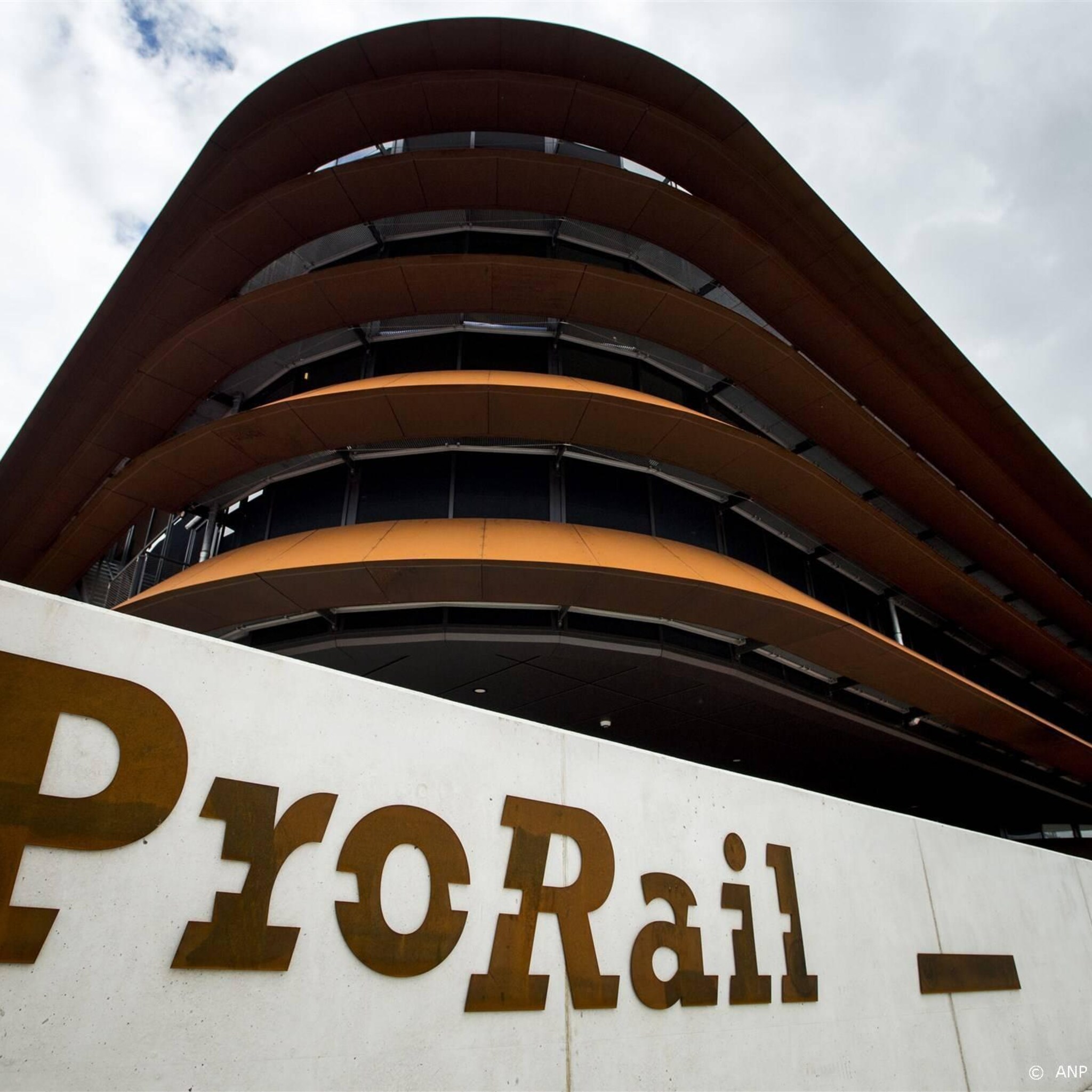 projecten prorail onder druk door tekorten en strenge regelgeving