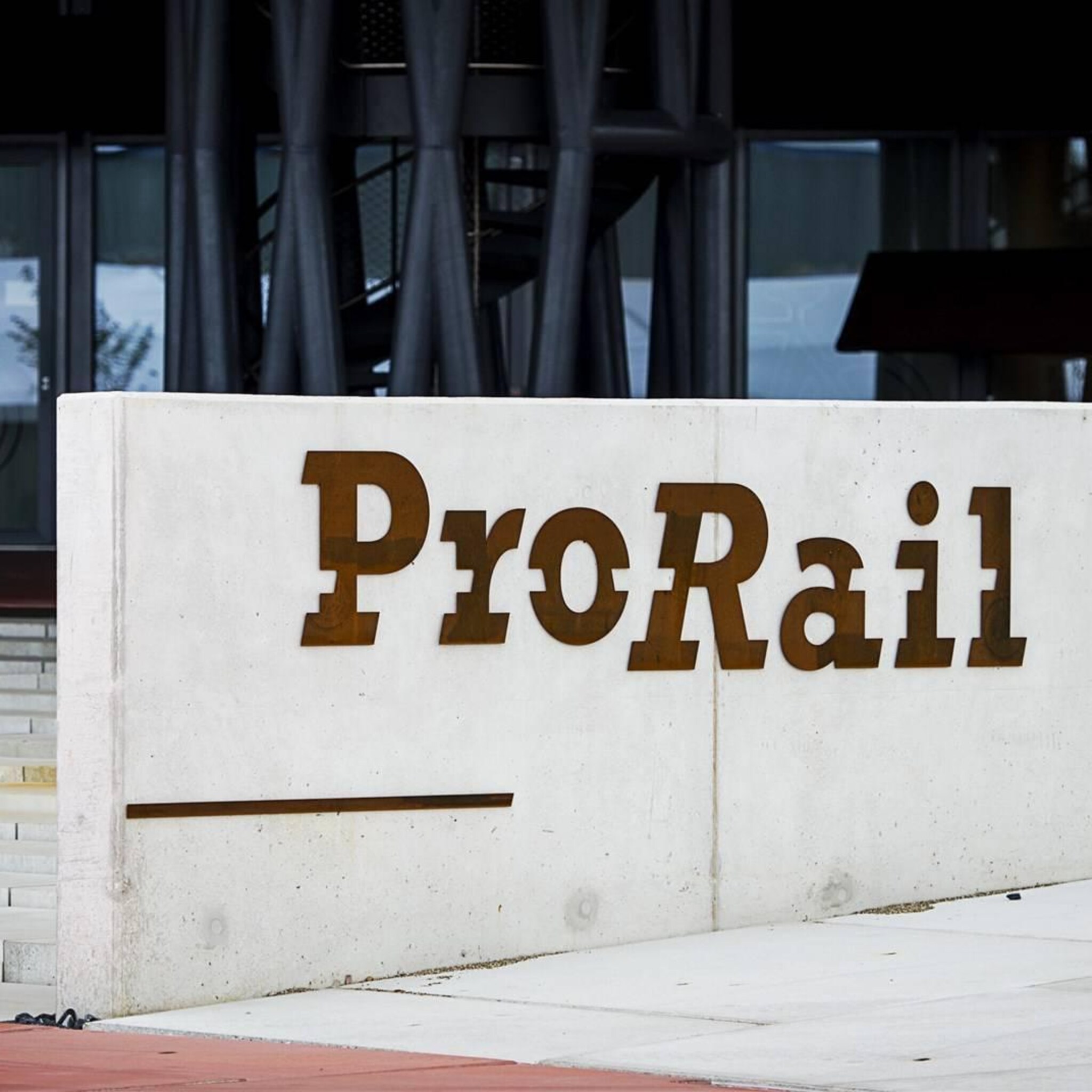 prorail wil uitzondering op strenge bouwregels op spoor
