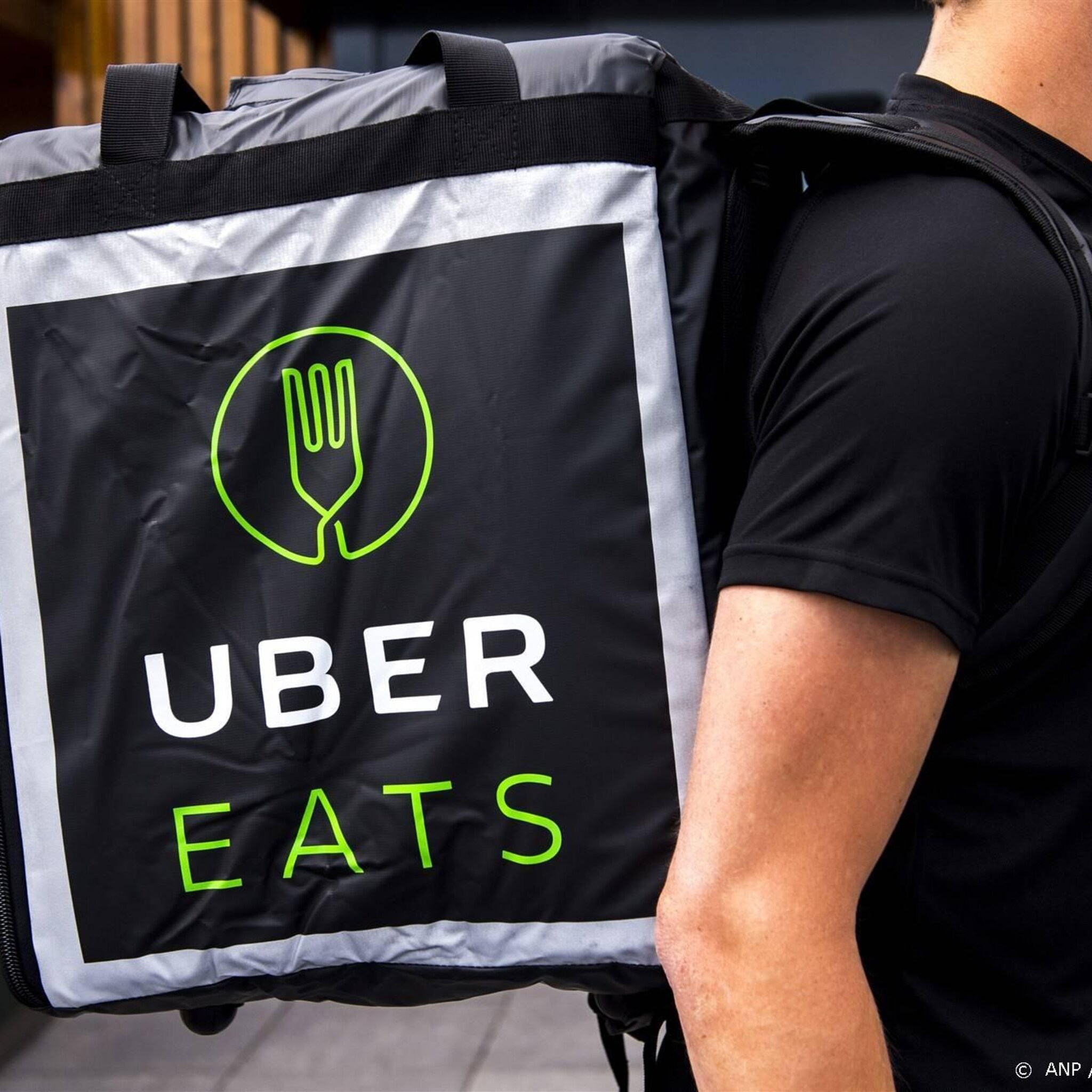 recordwinst voor uber door vraag naar taxiritten en maaltijden