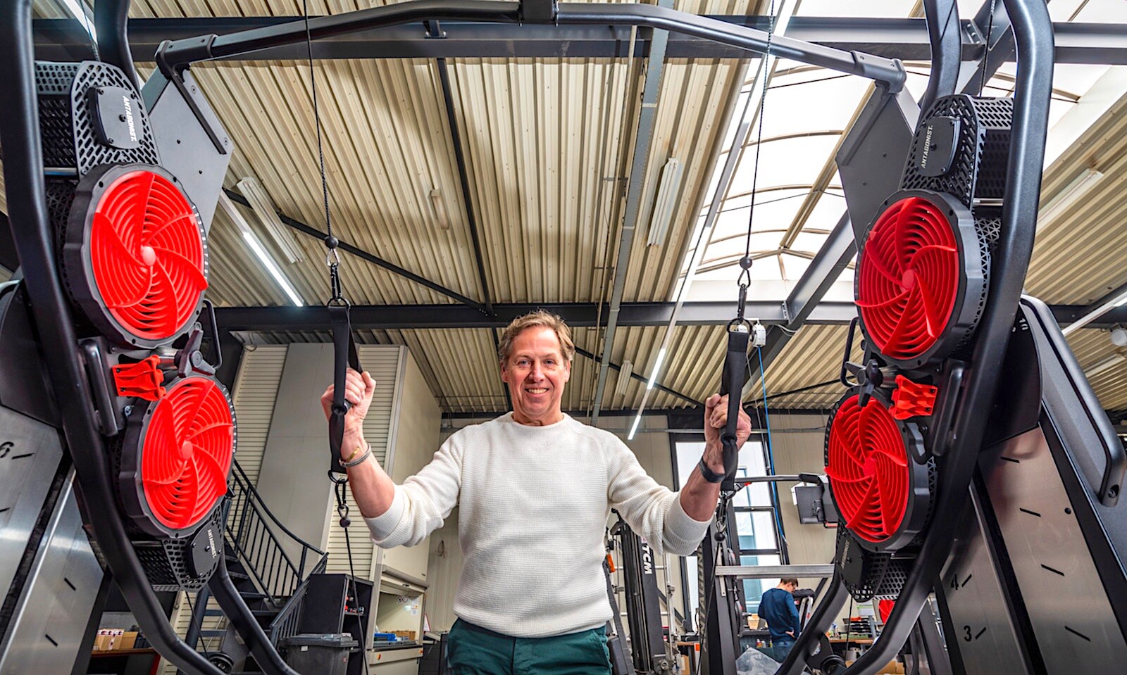 Jan Lammers demonstreert nieuw sportapparaat. Foto: Reinier van Willigen