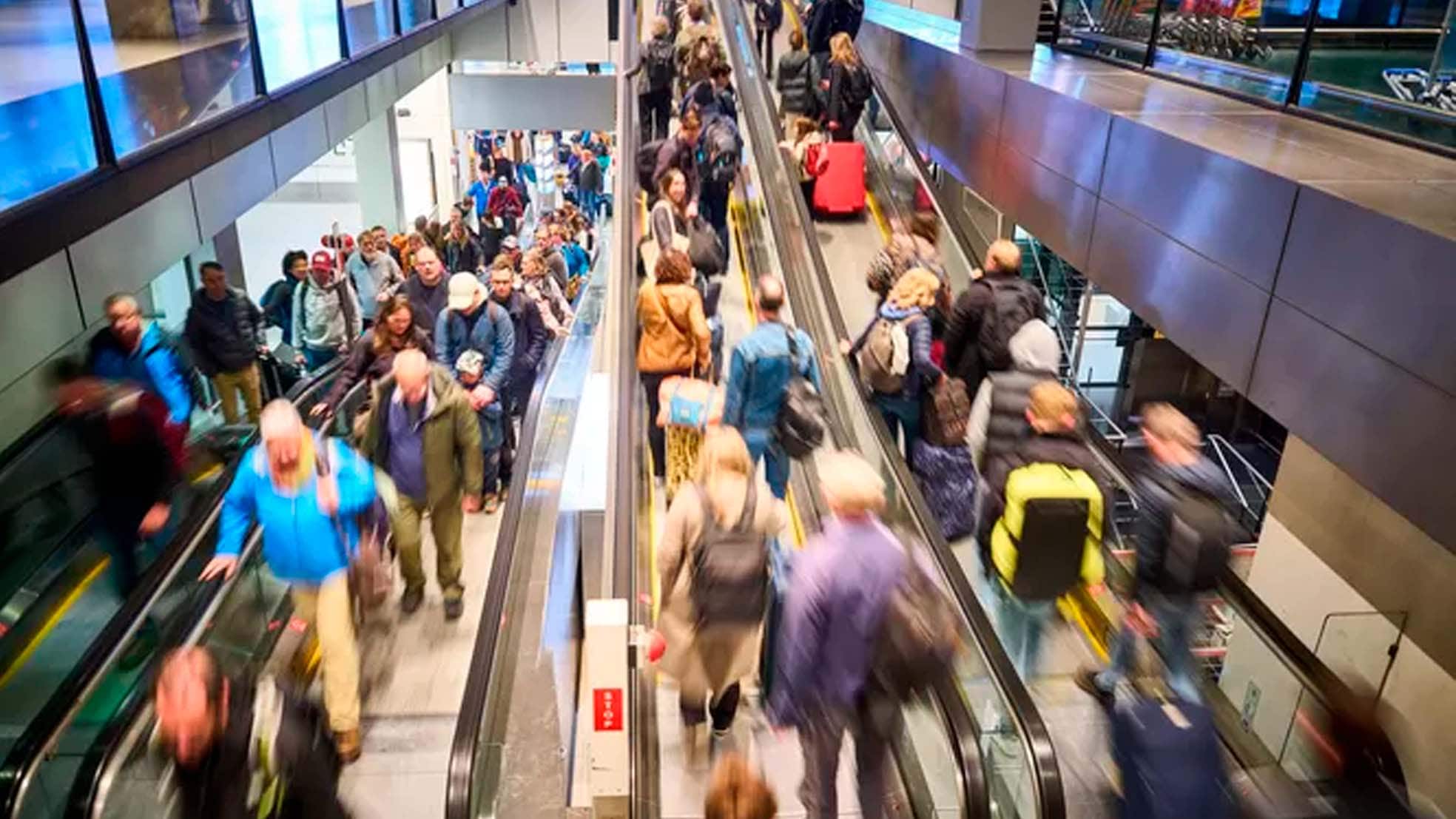 Drukte op Schiphol deze meivakantie. Door id-checks veilig vanuit huis te laten doen, zou je vliegvelden kunnen ontlasten vinden de Twentse ondernemers. Foto: ANP