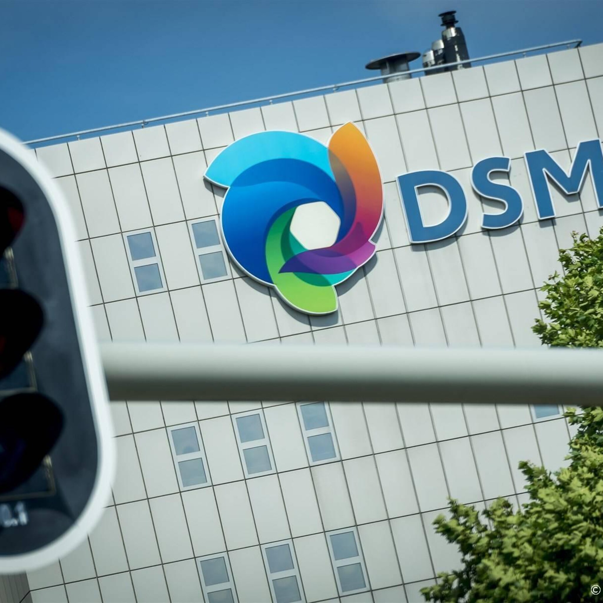 dsm daalt na cijfers op afwachtend damrak