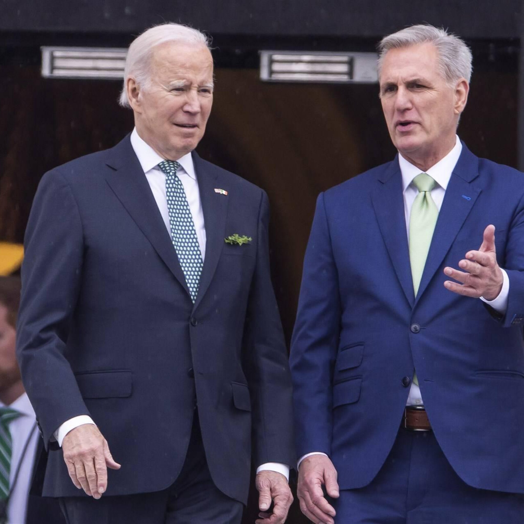 biden gaat om tafel met republikeinen nu schuldenplafond nadert
