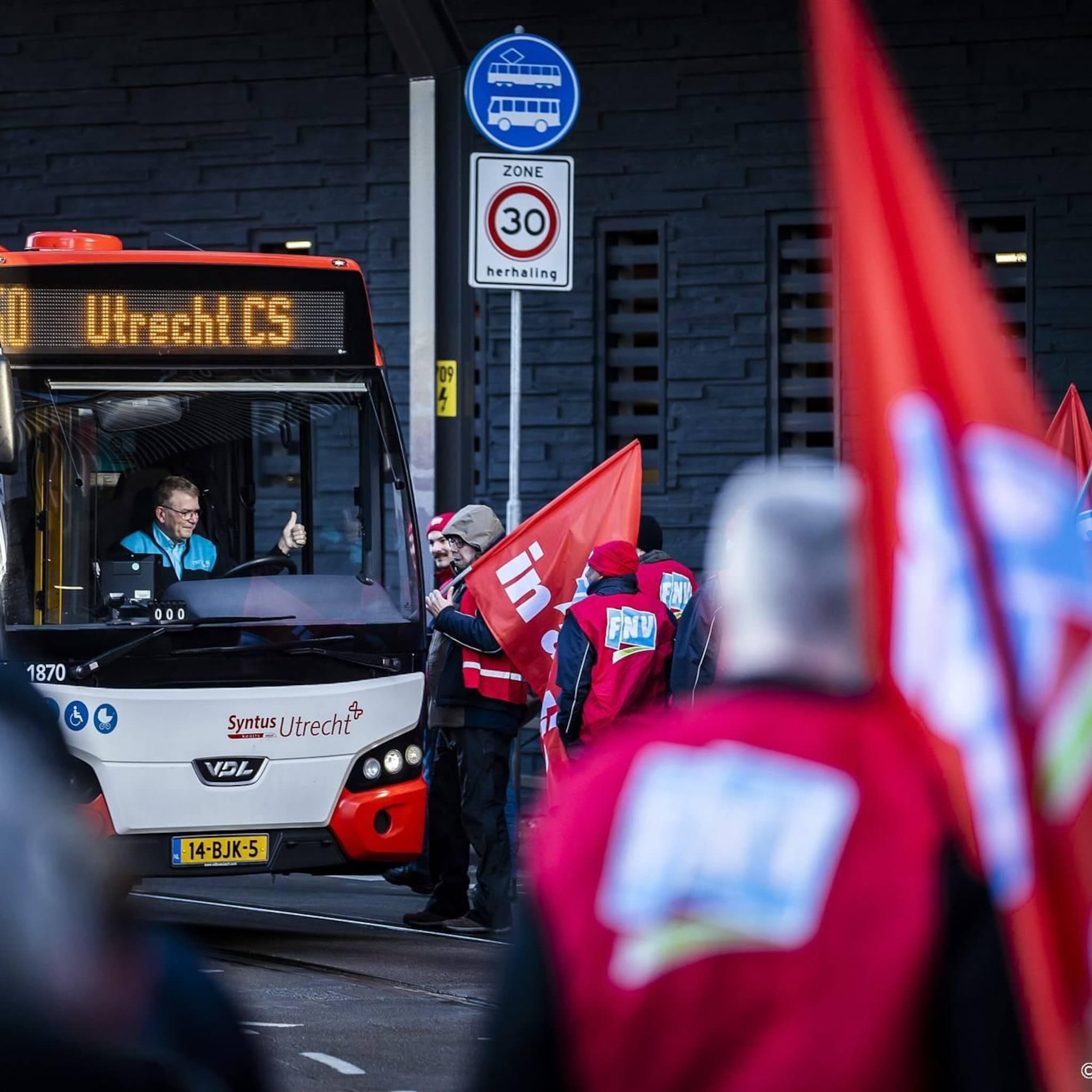 busstakingen definitief van de baan vakbondsleden akkoord met cao