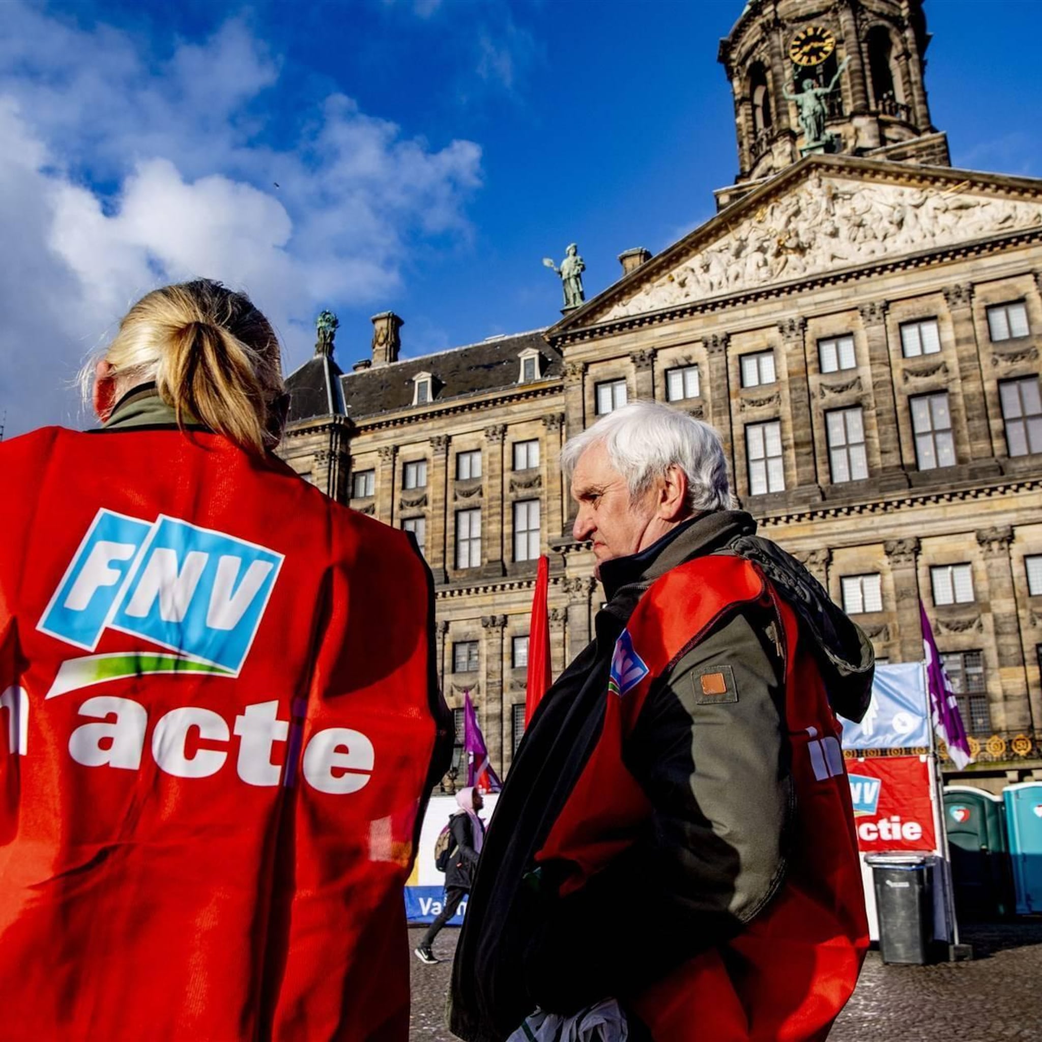 stakers fnv zichtbaar aanwezig op 1 mei mars in amsterdam