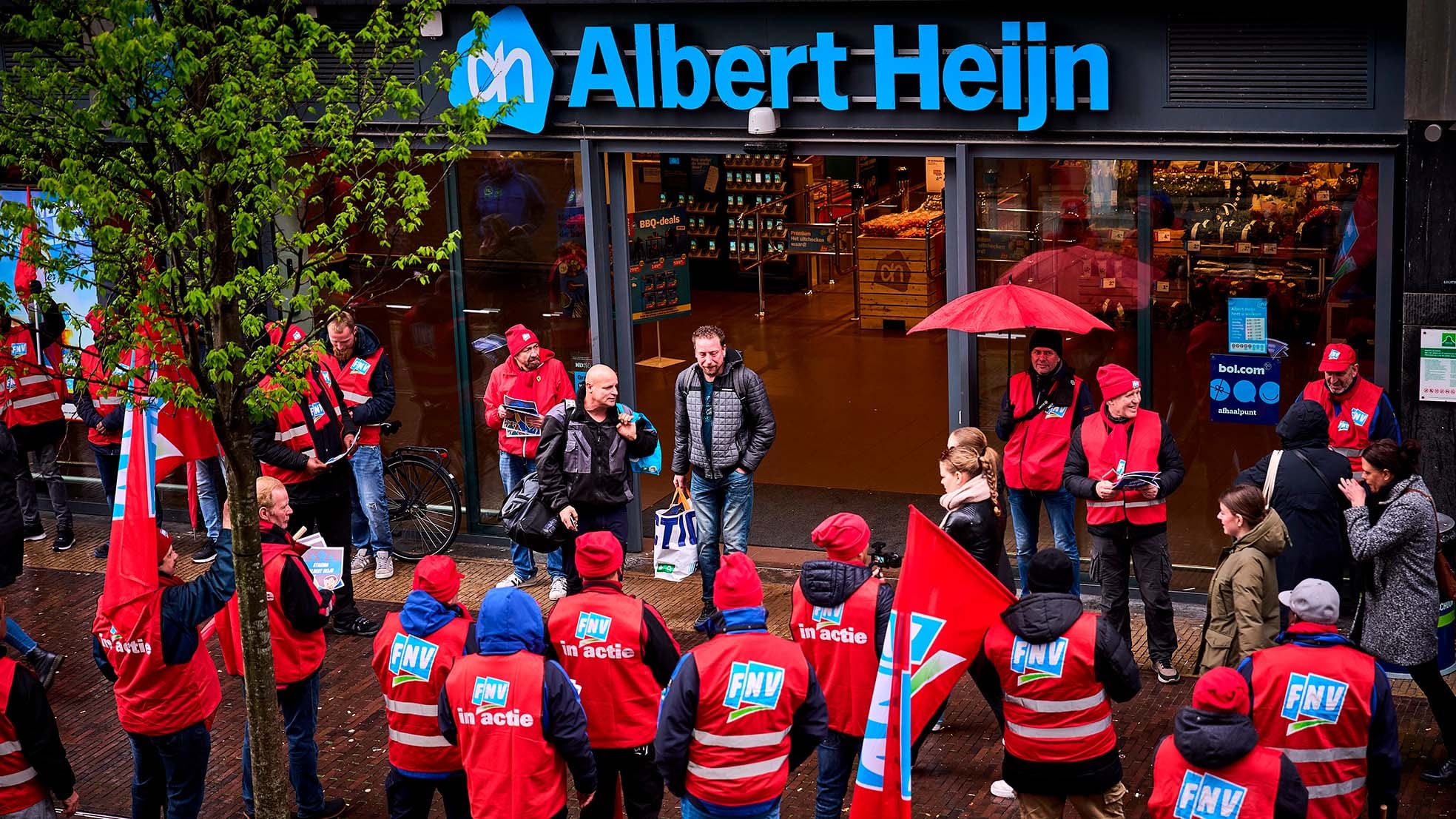 Demonstratie van personeel van een distributiecenrum van Albert Heijn voor een filiaal in Zaandam. Foto: ANP