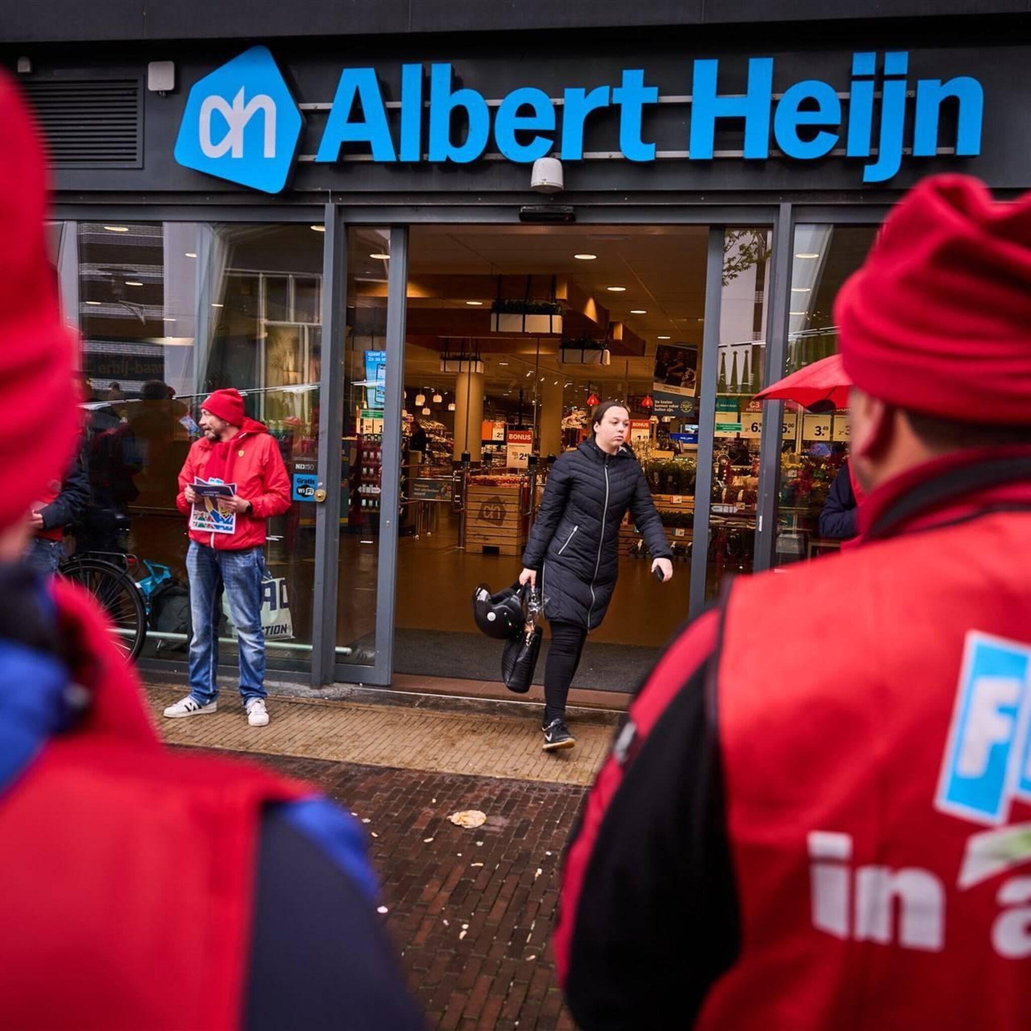 fnv stakingen gaan door praten met albert heijn heeft geen nut