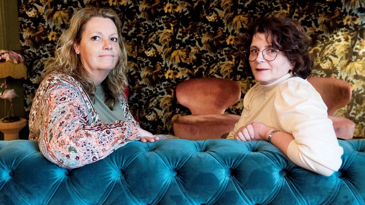 Leonie van der Hoeven (rechts) en Nathalie Vastenburg van de Nabestaandendesk van de Kamer van Koophandel. Foto: Marnix Schmidt
