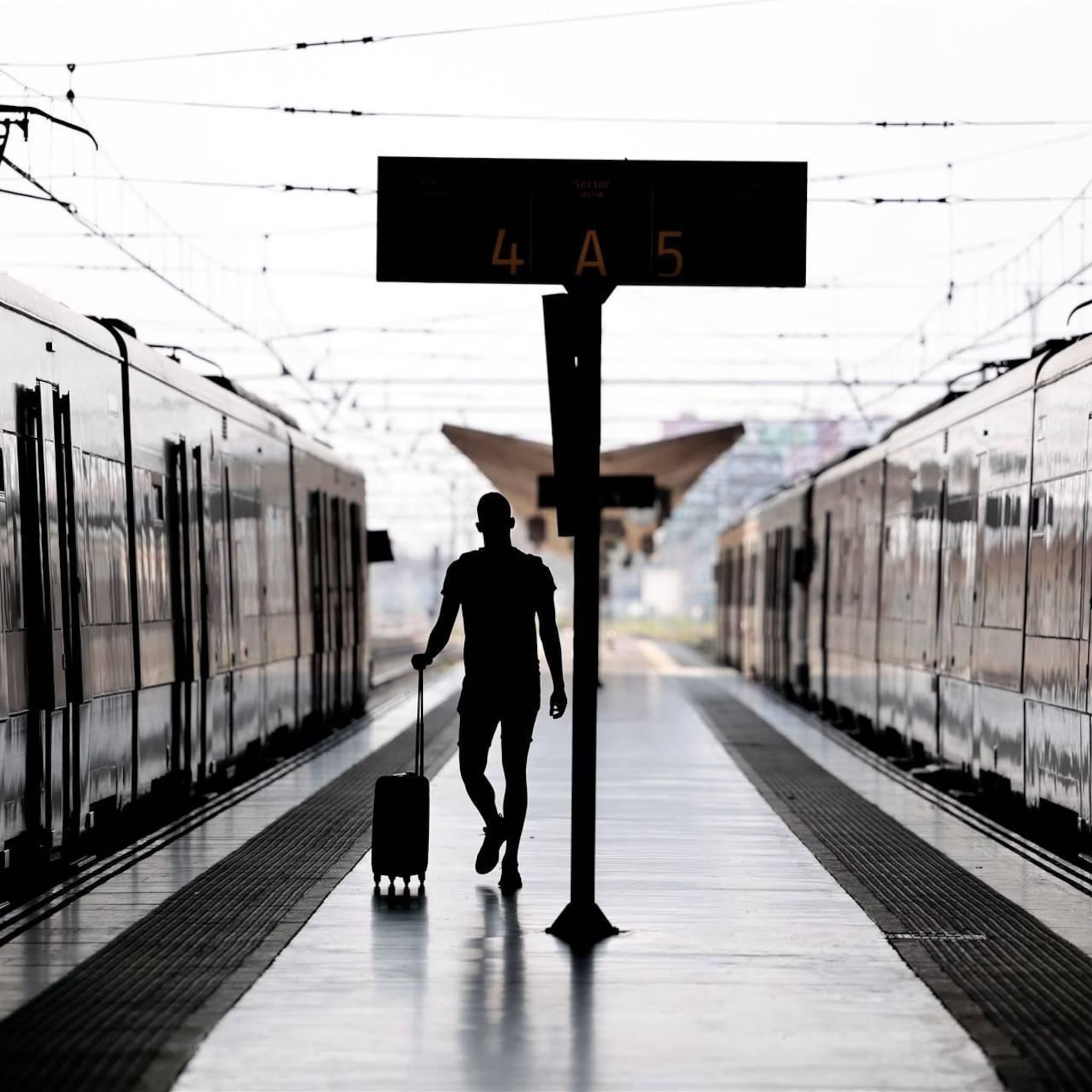 brussel verdenkt spaanse spoorwegen van wegdrukken rivalen