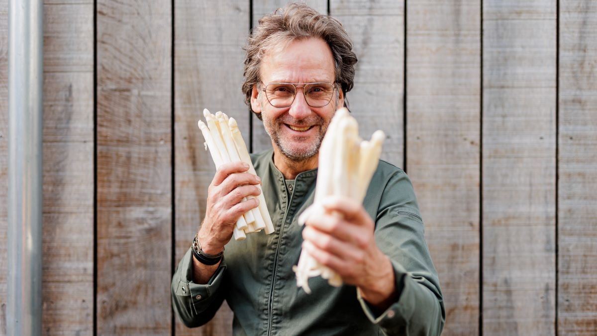 De aspergesoep van tweesterrenchef Dick Middelweerd is online te bestellen via The Cool Market. Foto: The Cool Market