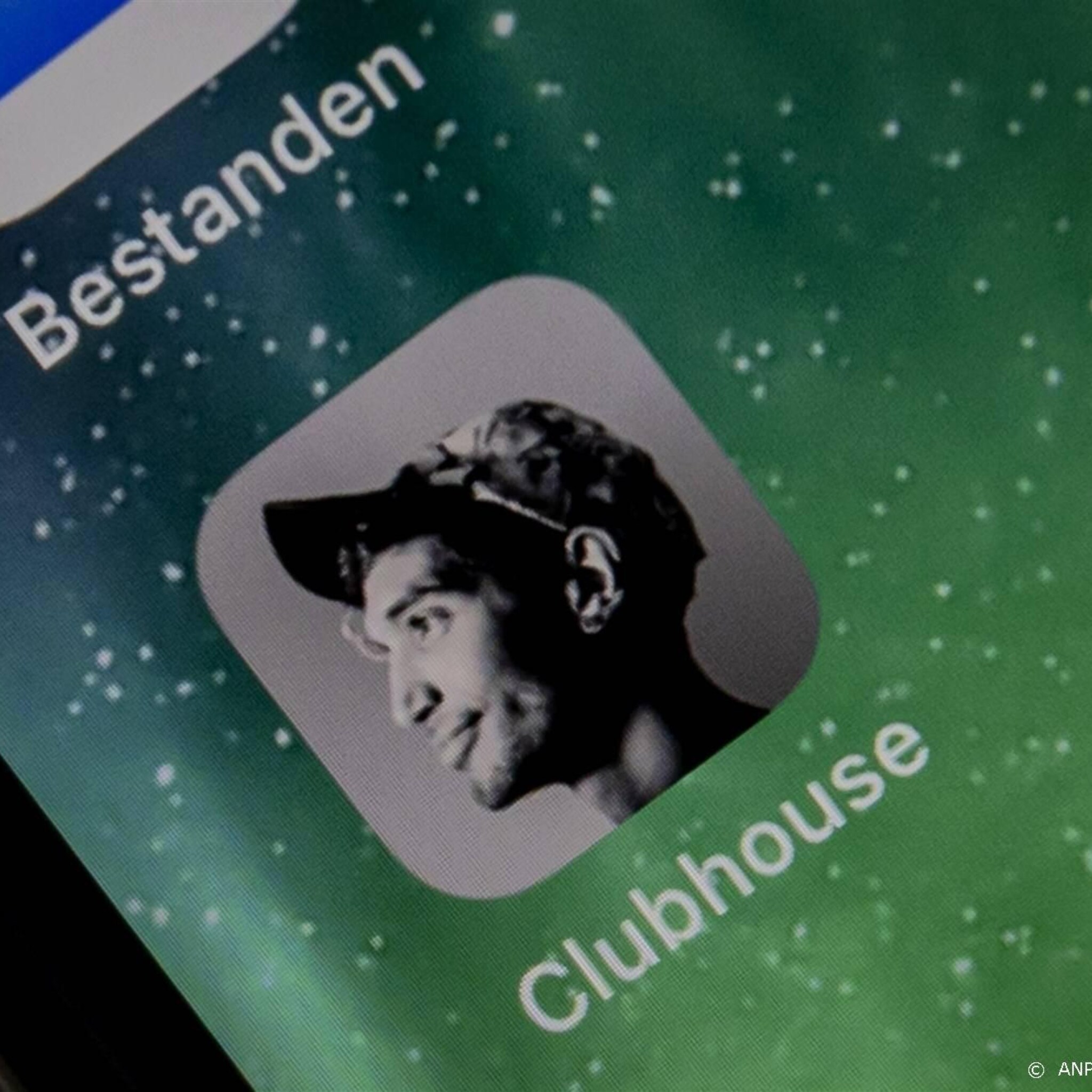 coronahit clubhouse ontslaat meer dan helft van personeel