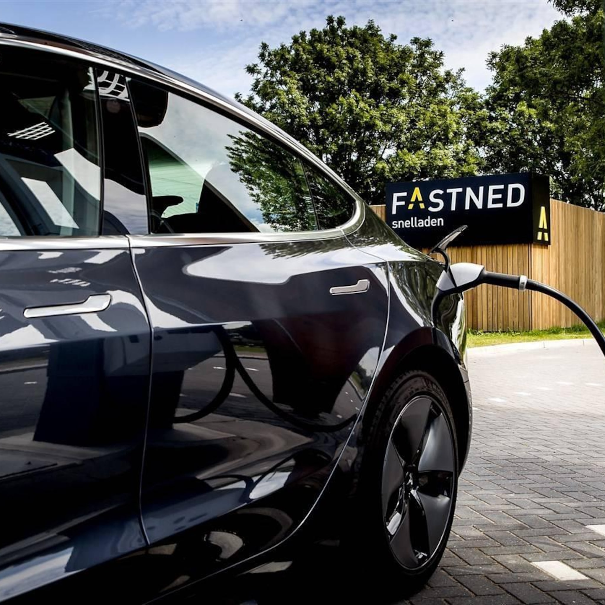 site tesla en fastned willen aanbesteding laadpalen autobahn