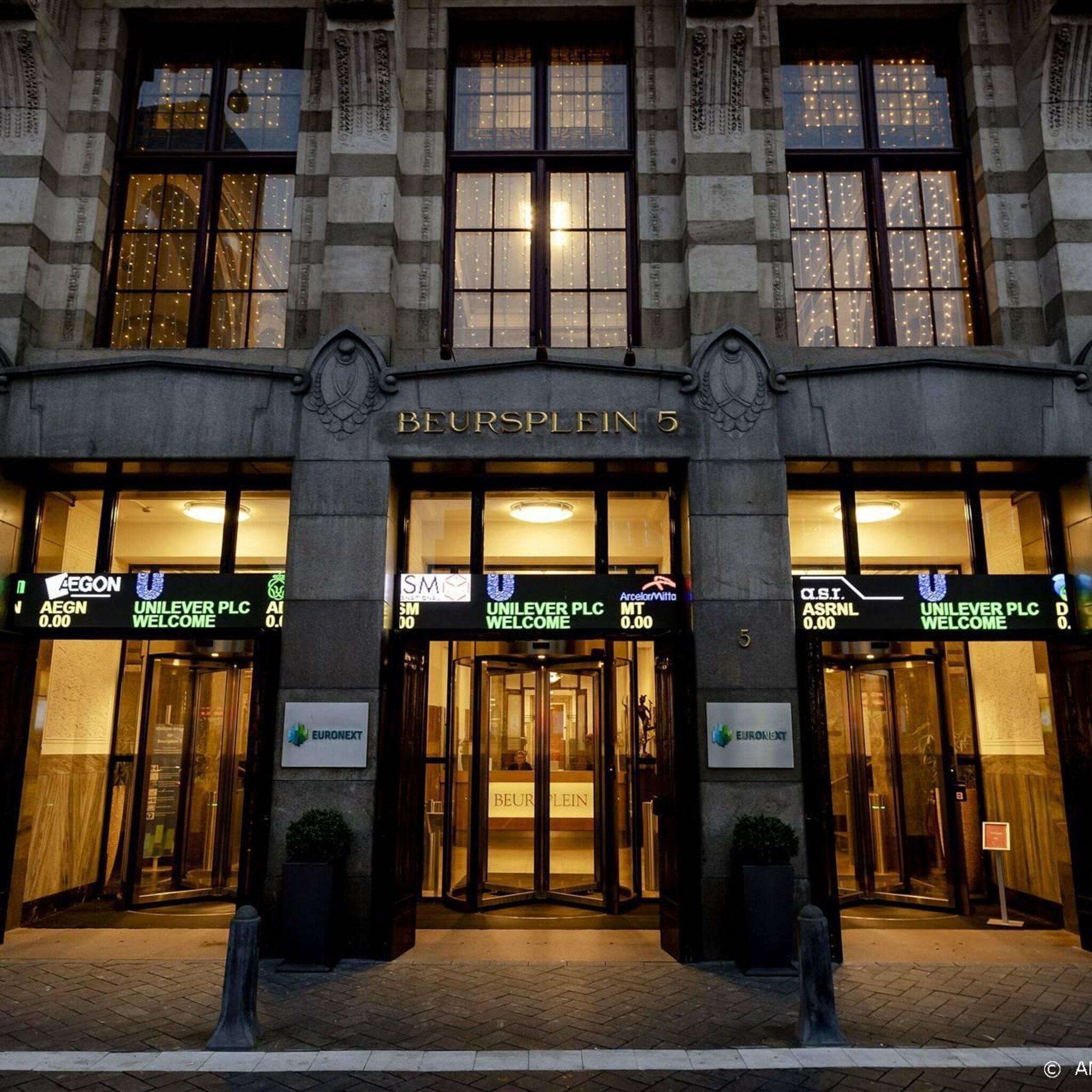 kwartaalcijfers unilever en umg centraal op damrak