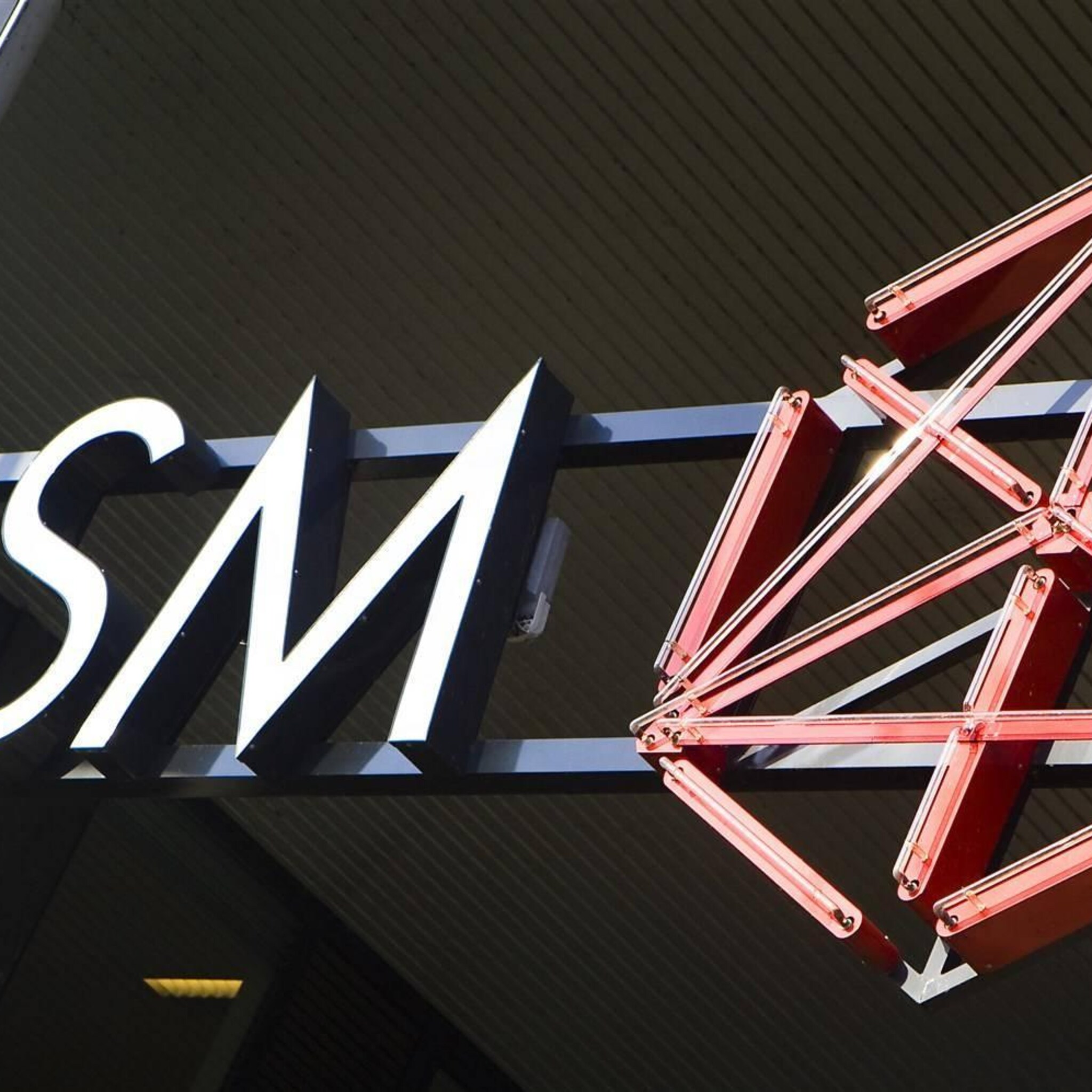 asmi flink omlaag op damrak kpn sluit licht hoger na resultaten