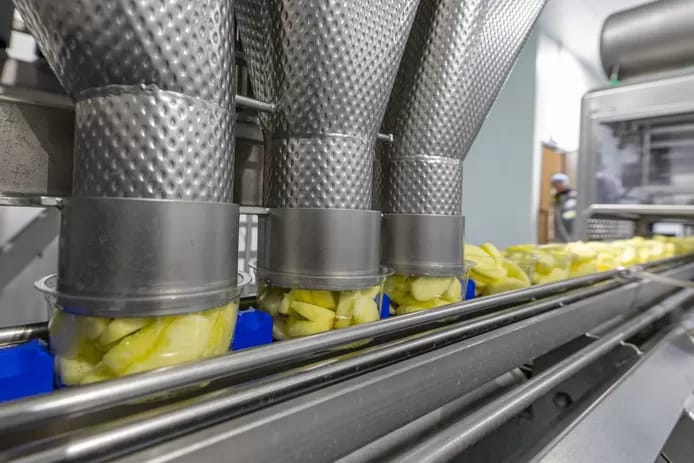 Schillen, snijden, inpakken: alles gebeurt machinaal. Foto: Johan vd Heijden