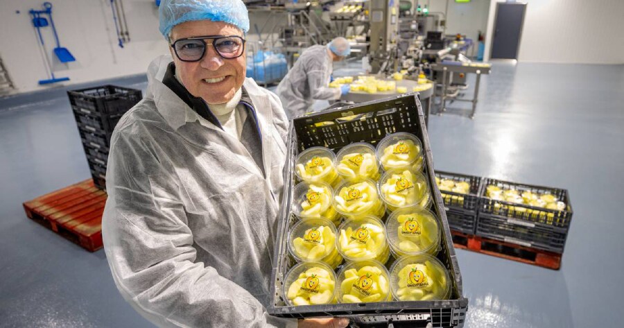 'Apple Jack' Goense met zijn Smiley-Apples: de plastic bakjes met geschilde, gesneden appelpartjes liggen vanaf 5 mei in supermarkten door heel Nederland. Foto: Johan vd Heijden