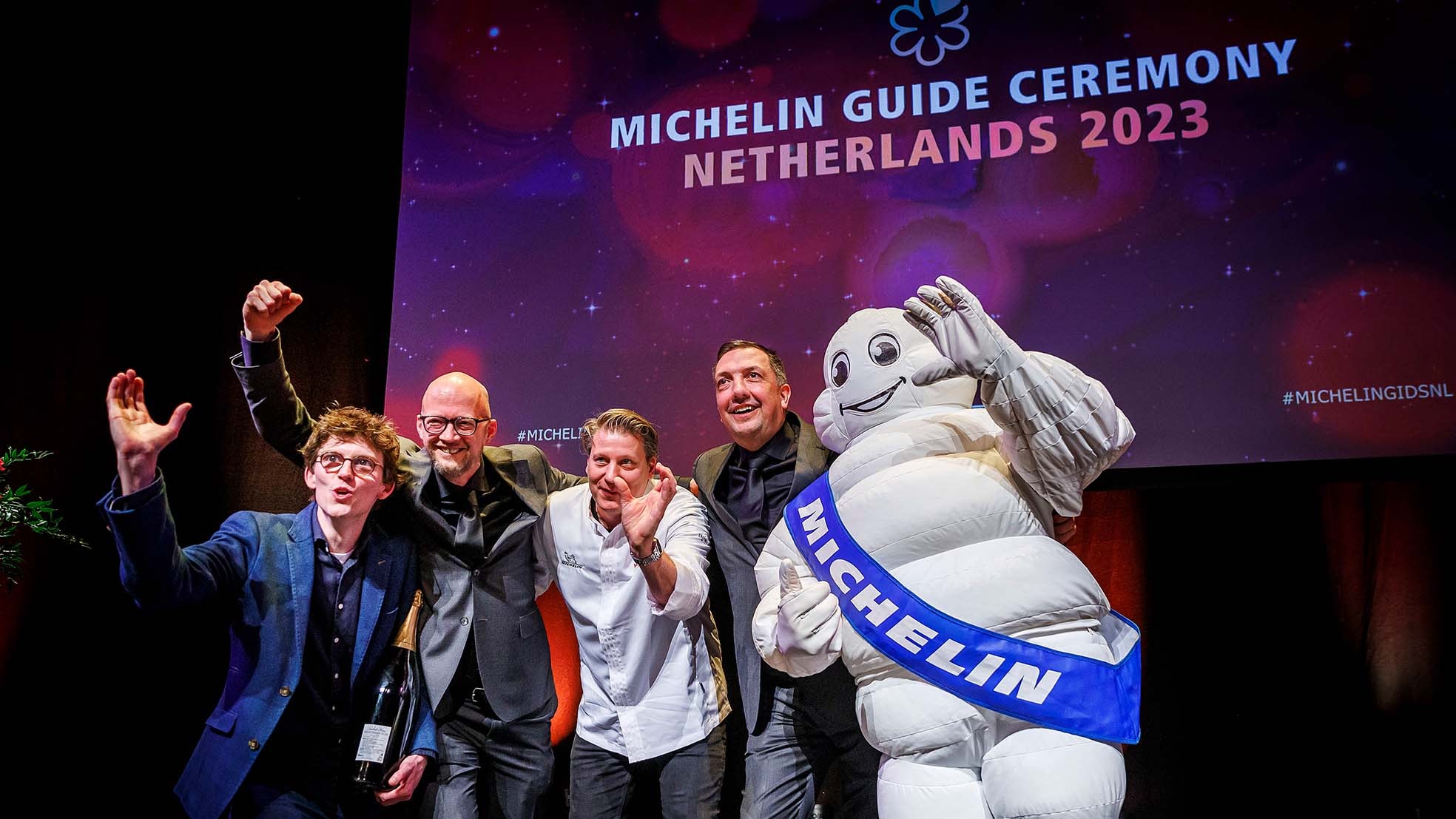 Winnaar Leon Mazairac (midden) van Karel V uit Utrecht juicht samen met zijn team na het winnen van 1 Michelinster tijdens de bekendmaking van de Nederlandse Michelinsterren in het DeLaMar Theater. Beeld: ANP.