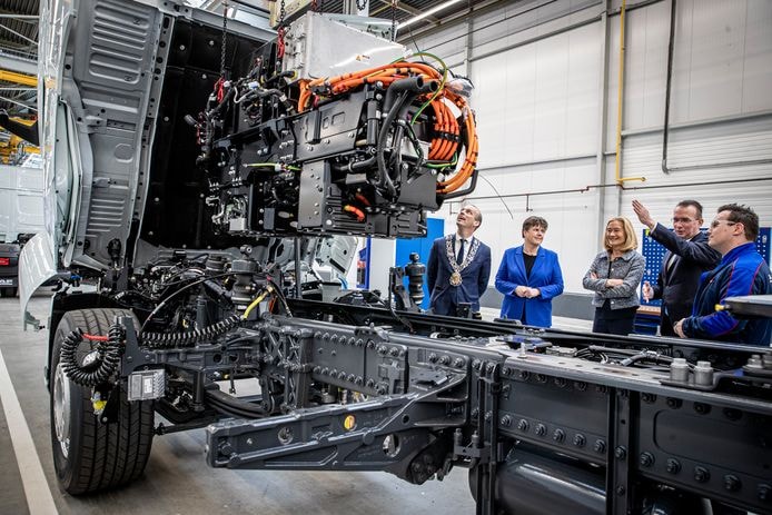 Minister Adriaansens (midden) krijgt van DAF-topman Harald Seidel (tweede van rechts) uitleg over een truck die van een accupakket met de elektrische aansturing wordt voorzien. Commissaris van de Koning Ina Adema (tweede van links) en de Eindhovense wethouder Stijn Steenbakkers vergezellen de minister tijdens een rondleiding door de fabriek. Foto: ED - Juan Vrijdag/DCI Media.