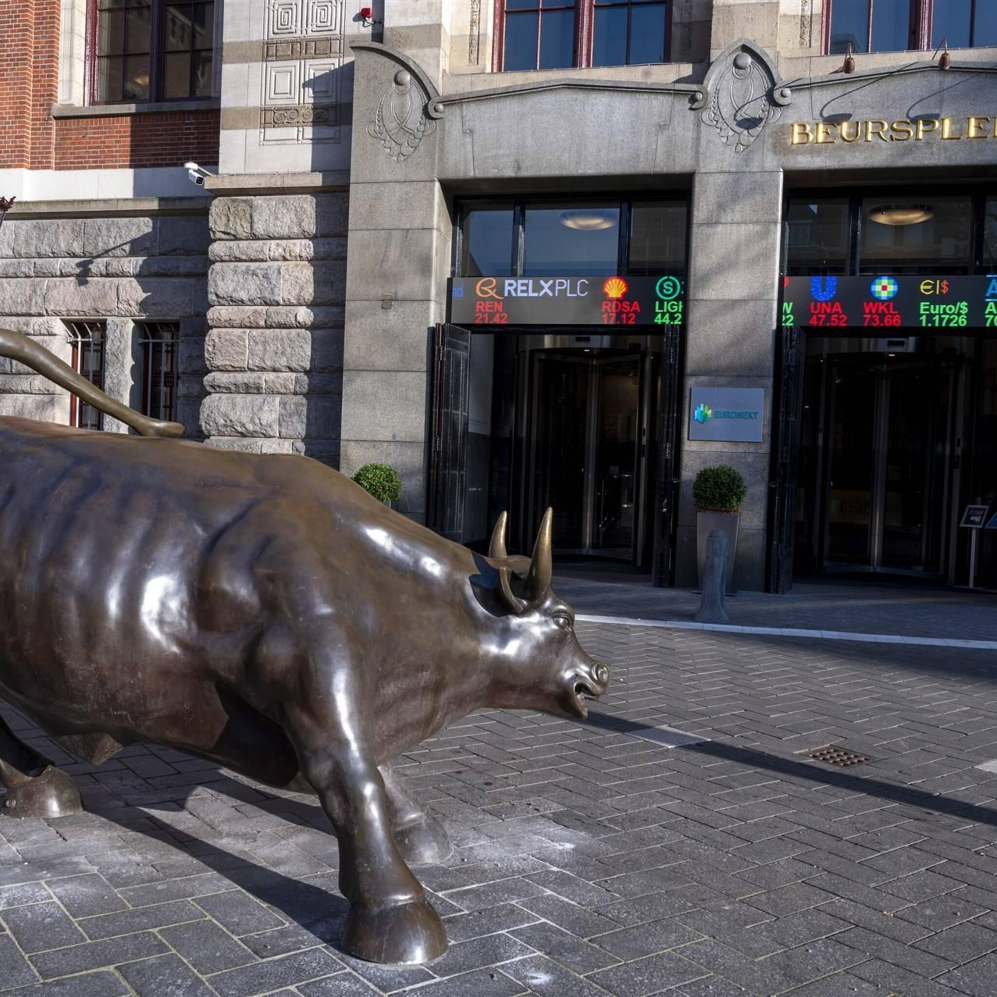 drukke dag op damrak met cijfers akzo randstad en asmi