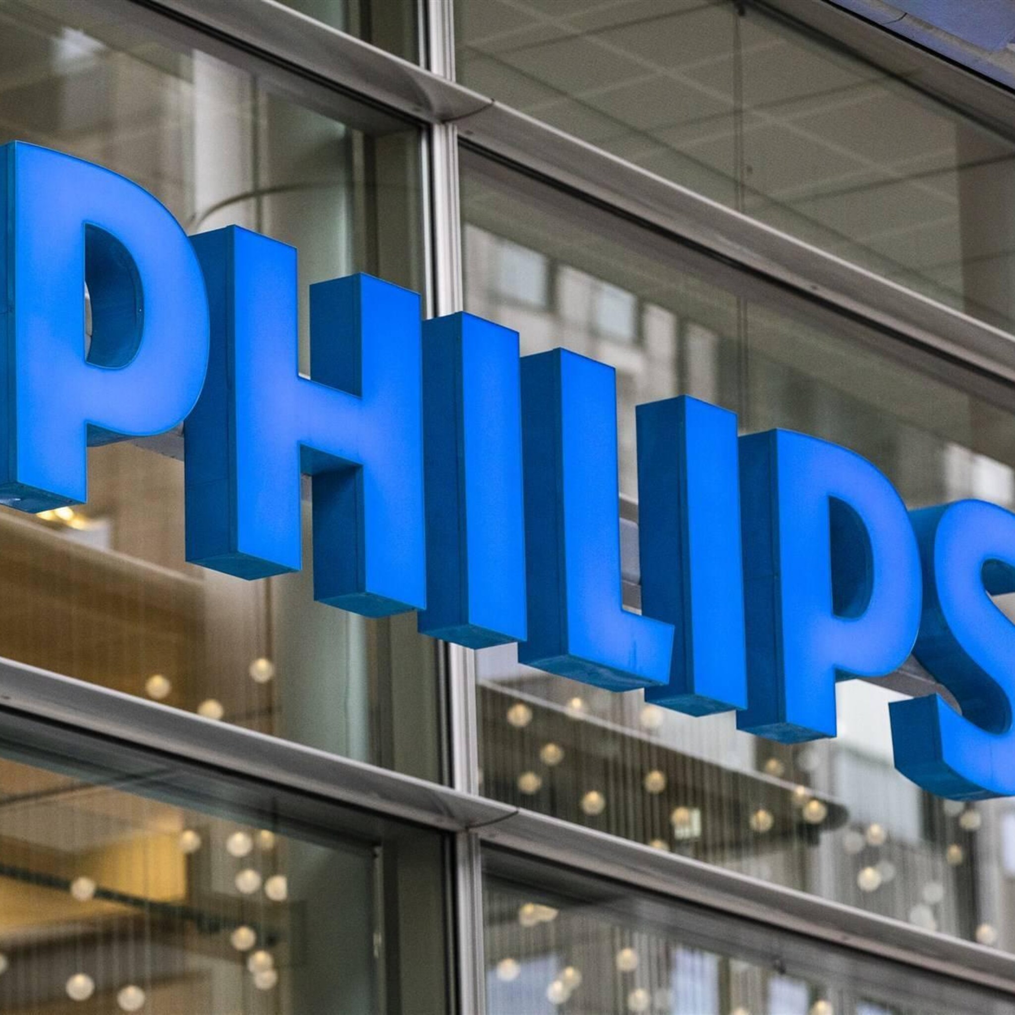 philips schiet omhoog op terughoudend damrak
