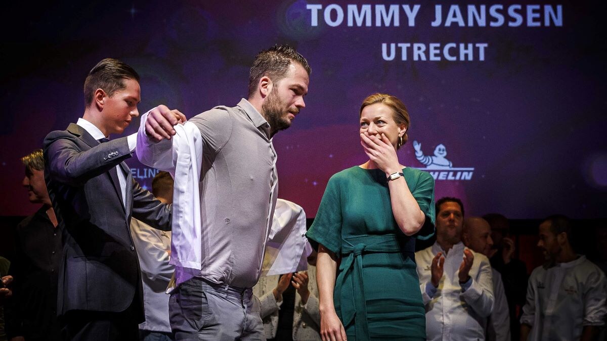 Maître Vera Voorend en chef-kok Tommy Janssen ontvangen hun Michelinster voor Maeve. Foto: ANP