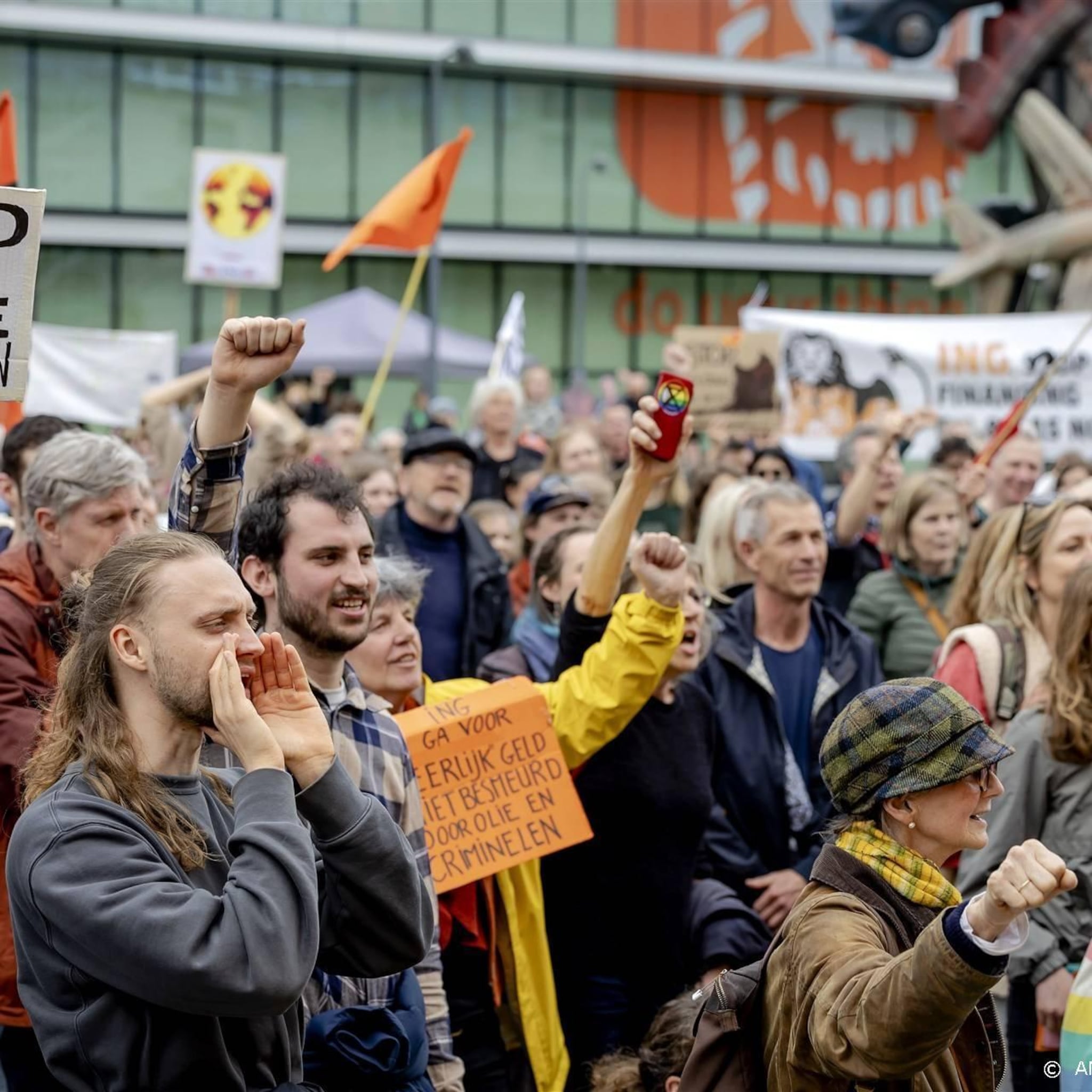 actievoerders met spandoeken bij aandeelhoudersvergadering ing