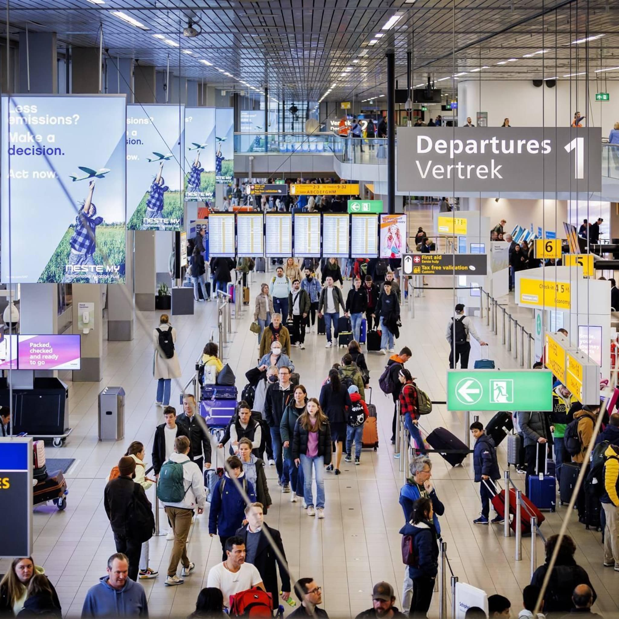 schiphol maandag opnieuw druk maar wachtrijen zijn kort