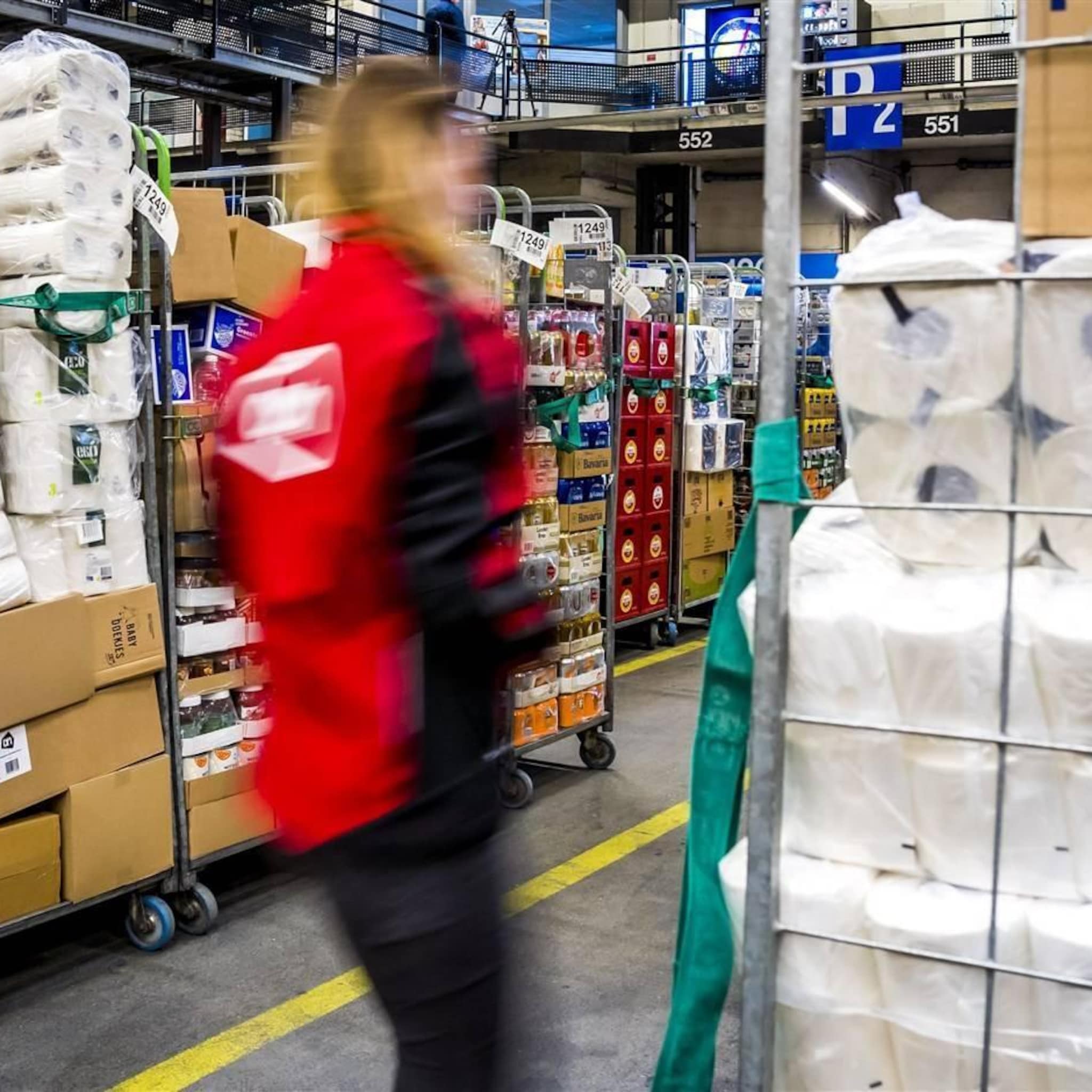 medewerkers distributiecentra albert heijn leggen werk neer