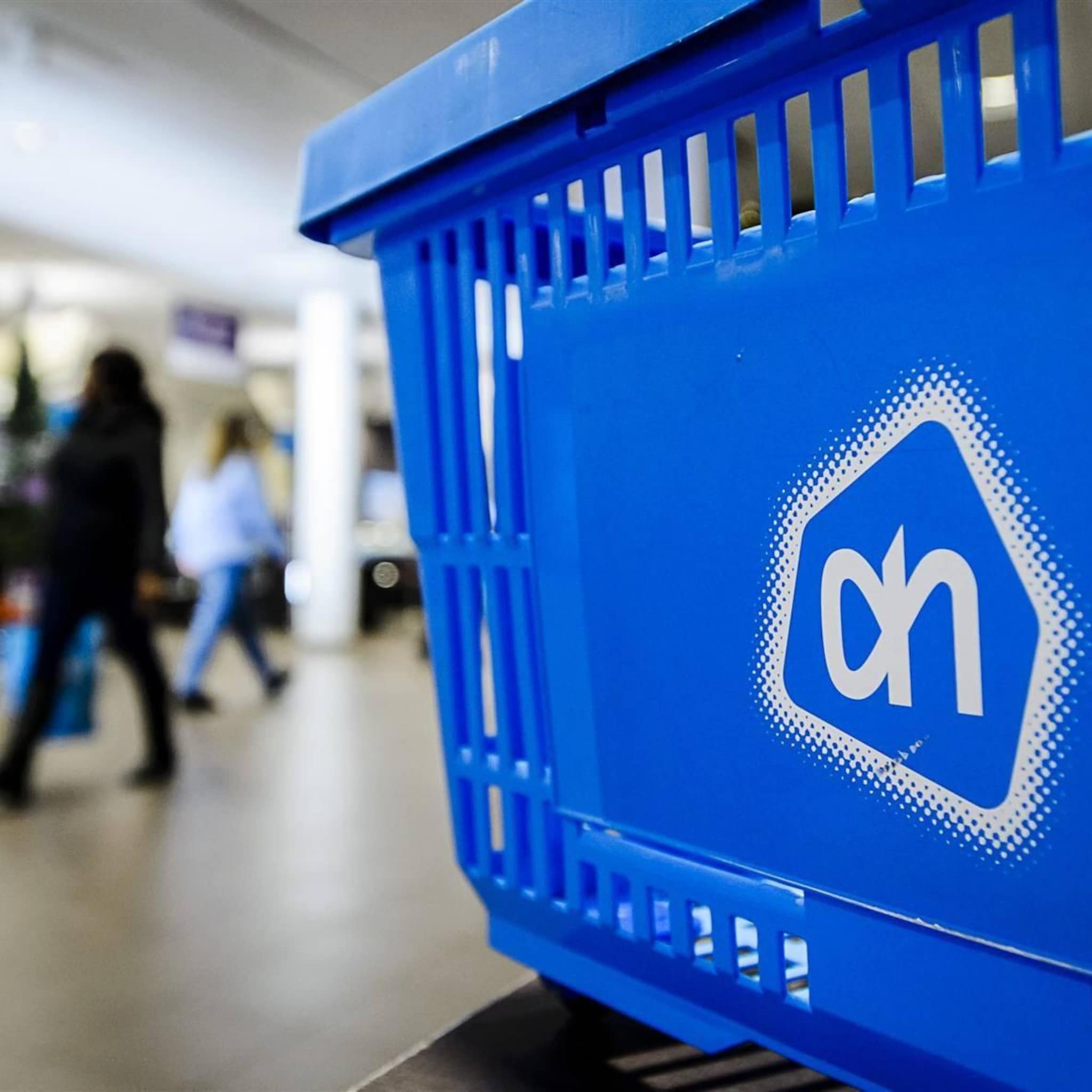 medewerkers distributiecentra albert heijn leggen werk neer