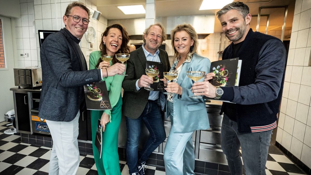 De makers proosten op hun nieuwe magazine. Van links naar rechts voorzitter Gerard Wollerich van de Alliance Gastronomique, Kitty Leurink en Willem Dankers van Dorsert, Mandy Overbeek van Joann en uitgever Jarko Barten. Raymond Strikker van Bloemenbeek ontbreekt op de foto. Foto: Robin Hilberink