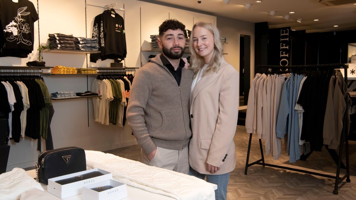 Sevan Dawood en Nienke Helthuis in hun kledingzaak PEACH. Foto: Ruben Meijerink