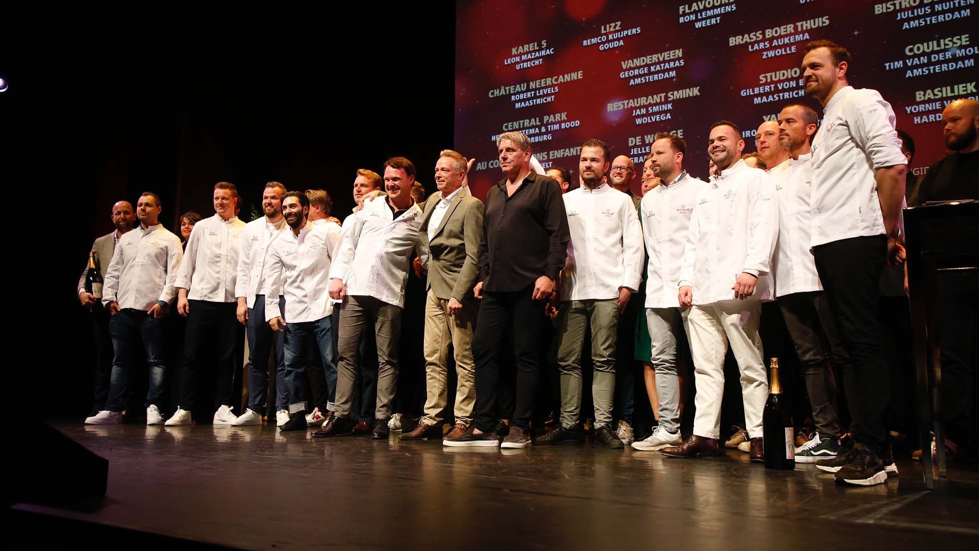 De chef koks die sinds dit jaar een nieuwe Michelinster hebben. In het midden de bekendmakers van de Michelinsterren: de chef's van de drie sterrenrestaurants van Nederland: Jonnie Boer van de Librije en Jannis Bravet van Inter Scaldes.