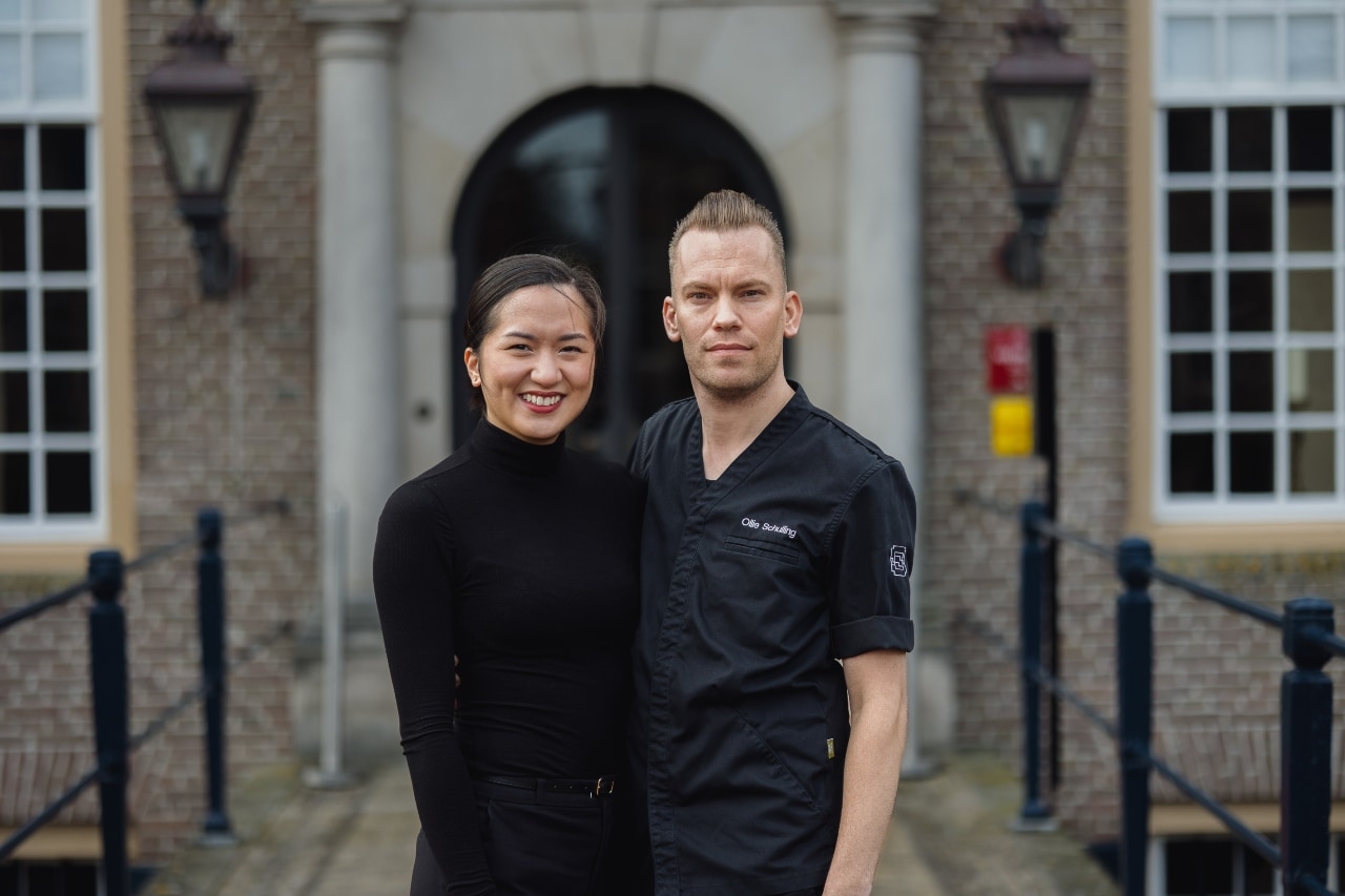 Schuiling met zijn partner voor zijn restaurant, het prachtige Kasteel Heemstede.