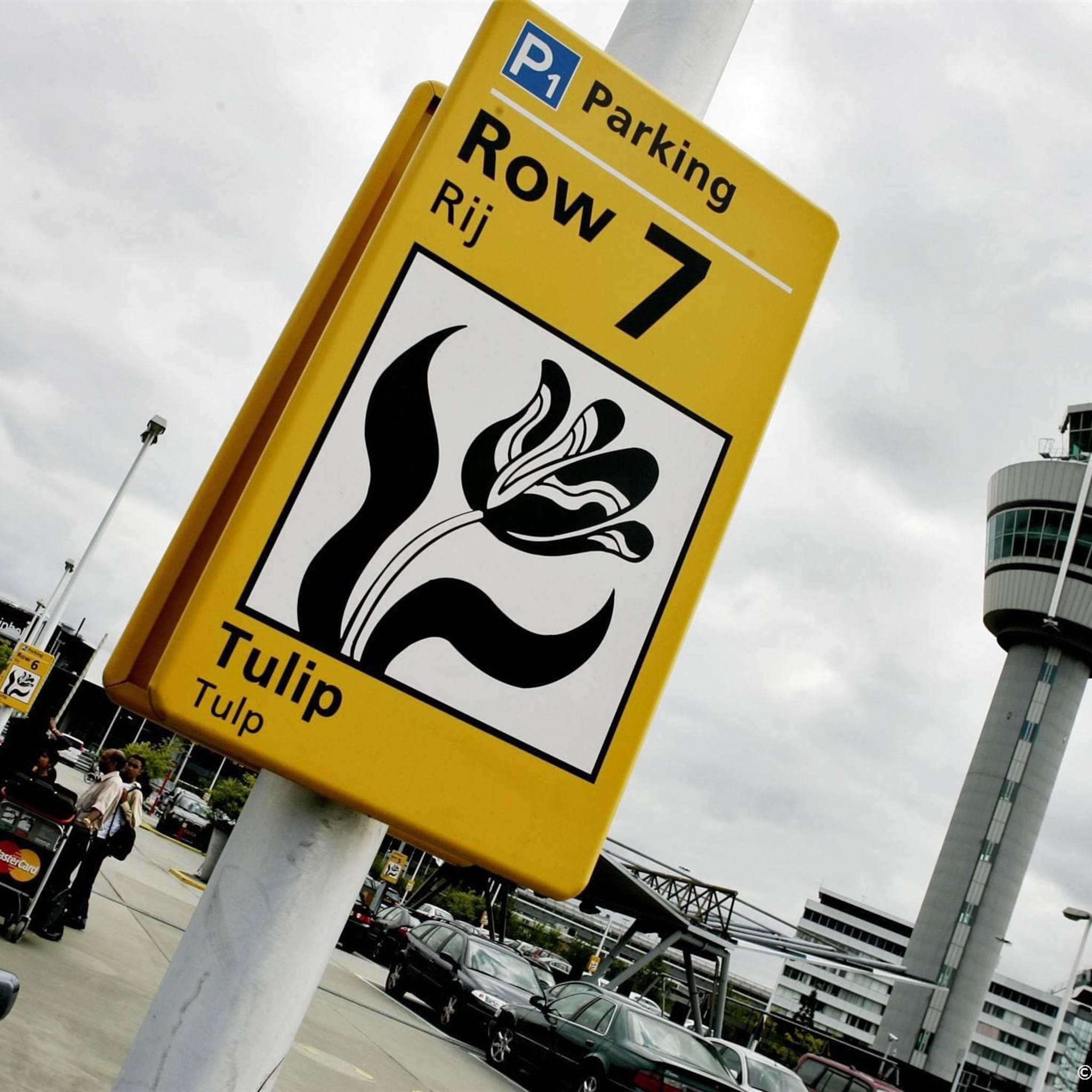 onderzoek parkeren op luchthavens flink duurder deze zomer