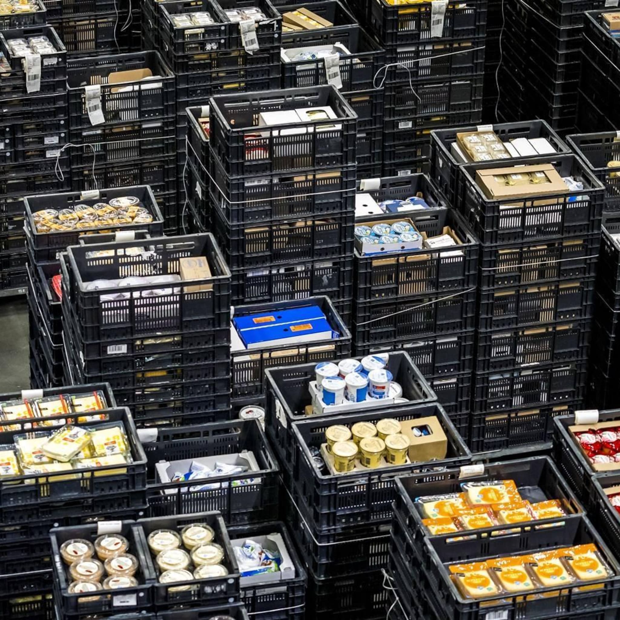 vakbond cnv dreigt met staking bij distributiecentra albert heijn